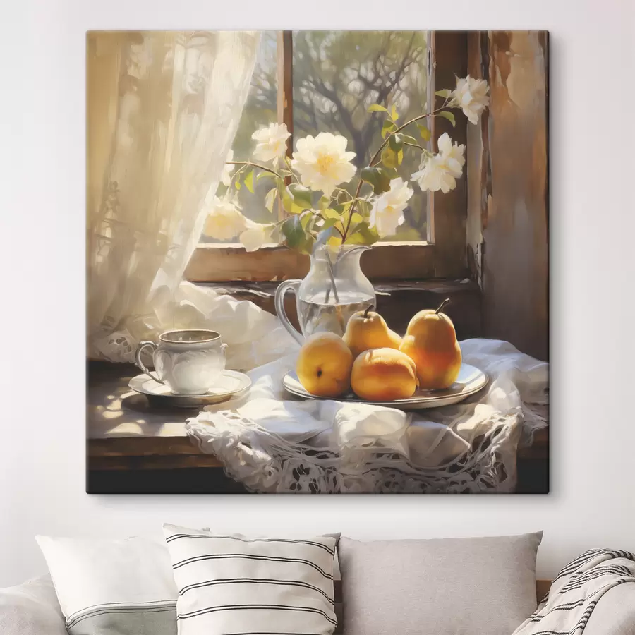 Pilt Rustikaalne natüürmort kollastest küpsetest pirnidest aknaäärsel laual taldrikul, valged roosid klaaskannus, valged pitskardinad s39129