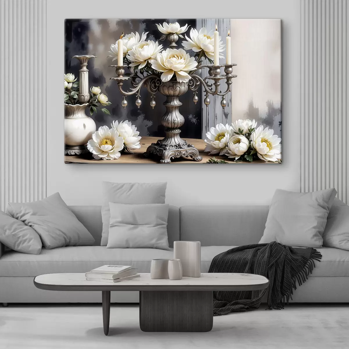 Pilt Suurte valgete daaliate lillekimp ehitud hõbedases vaasis, mida ümbritsevad süüdatud küünlad puidust laual s39384