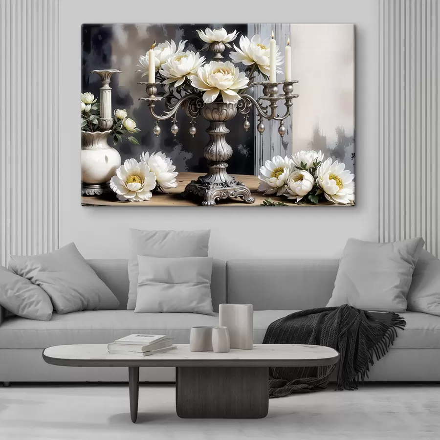 Pilt Suurte valgete daaliate lillekimp ehitud hõbedases vaasis, mida ümbritsevad süüdatud küünlad puidust laual s39384