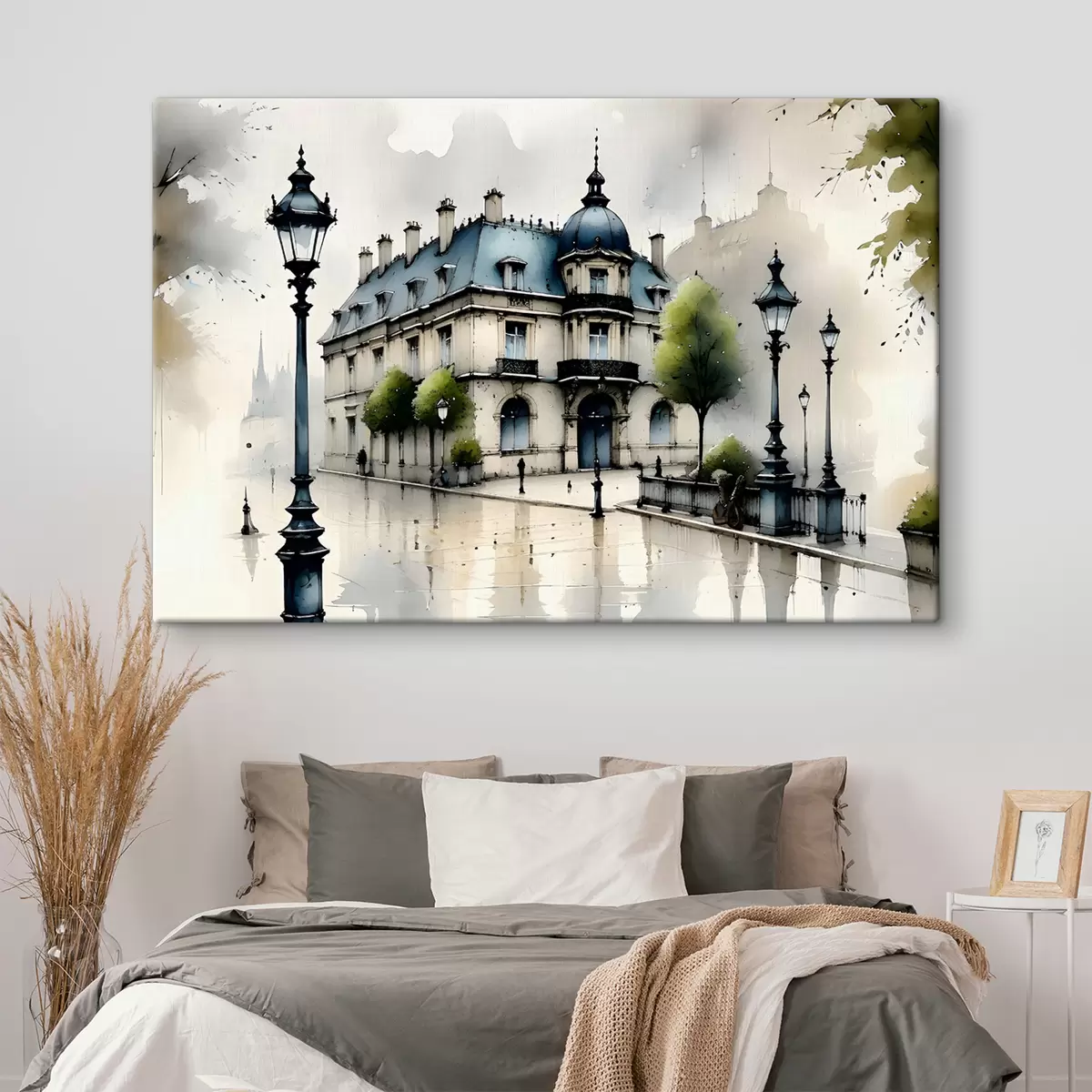 Pilt Suurejooneline hoone akvarellikunst, mida ümbritsevad laternapostid ja puud, vihmasel päeval s39391