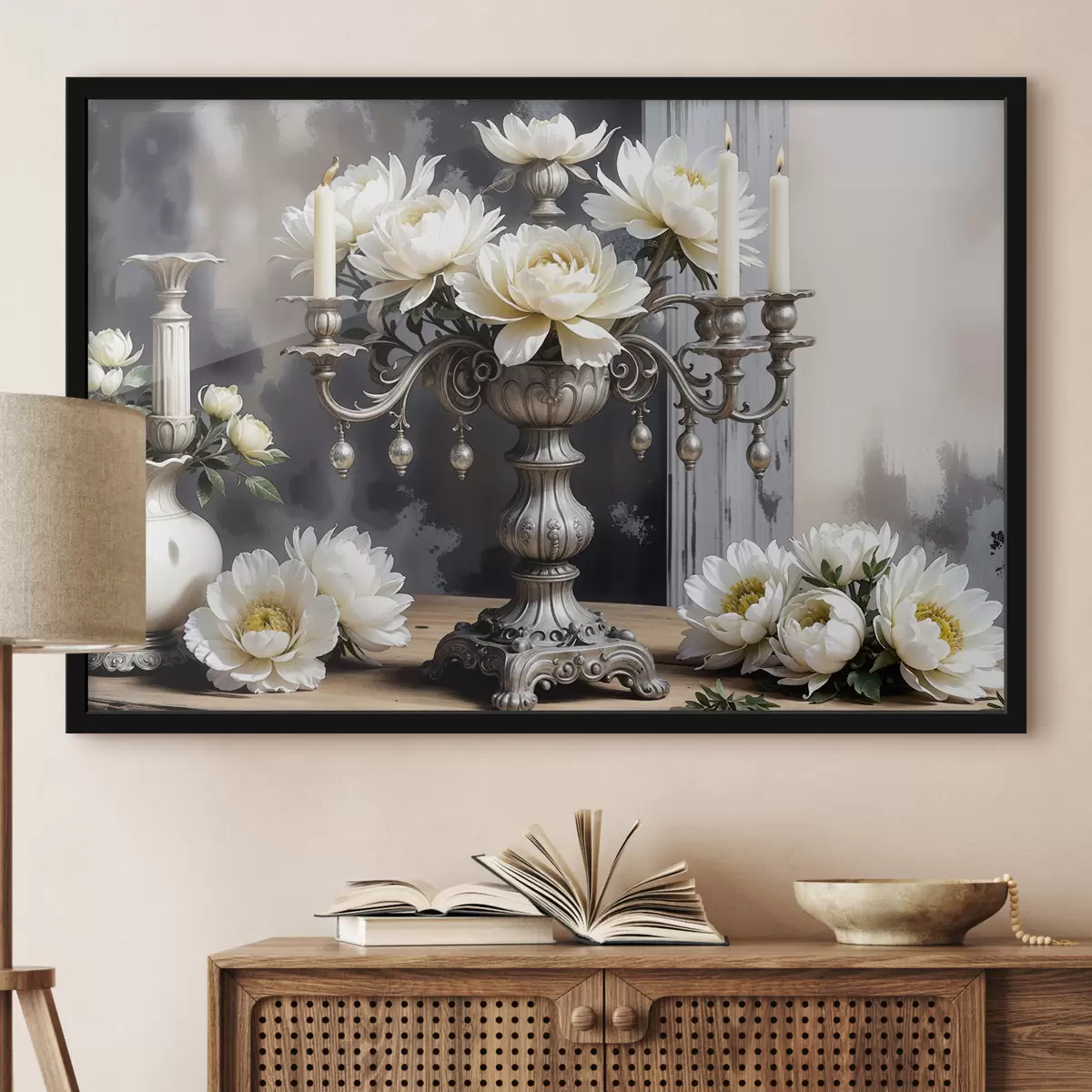Plakat Suurte valgete daaliate lillekimp ehitud hõbedases vaasis, mida ümbritsevad süüdatud küünlad puidust laual f39384