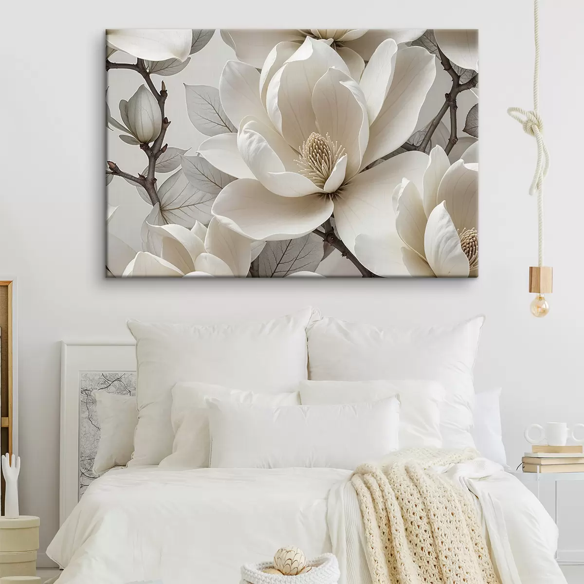 Pilt Valge magnoolia lill õrnade kroonlehtedega, mida ümbritsevad heledal taustal rohelised lehed s39527