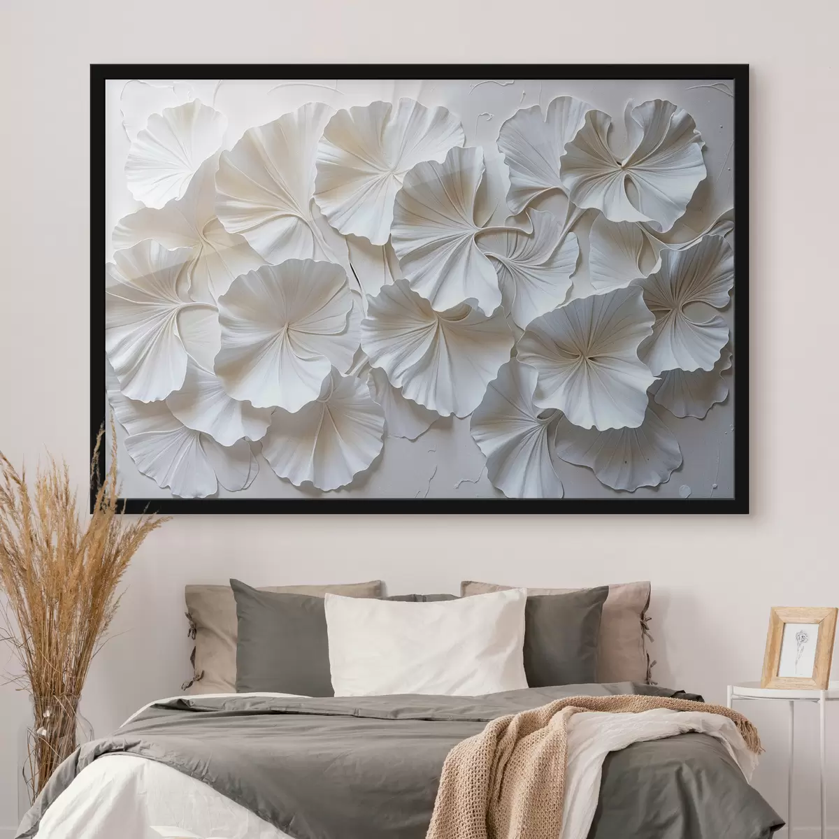 Plakat Õrnad valged lilled, mis asetsevad heledal taustal loomuliku orgaanilise mustriga f39510