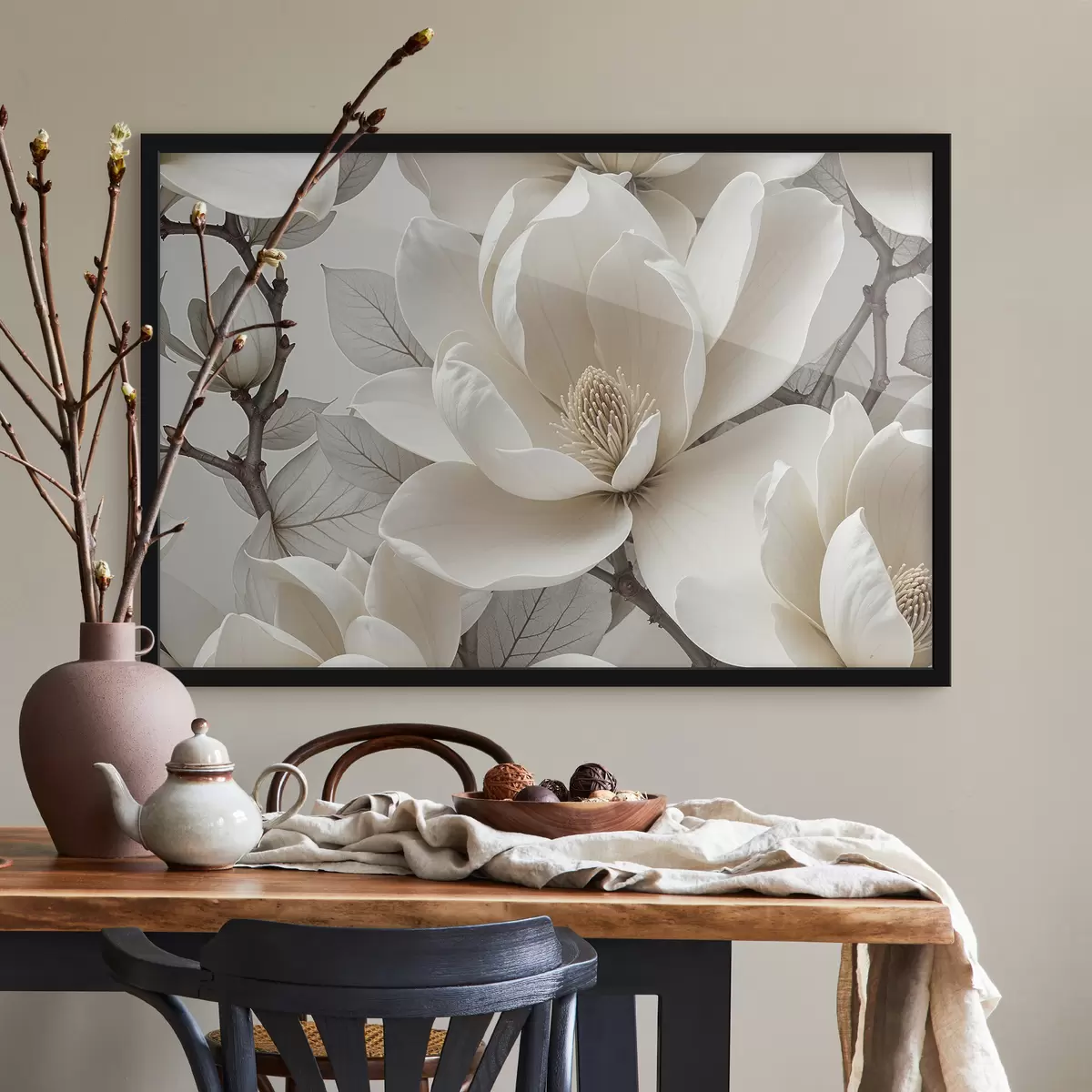 Plakat Valge magnoolia lill õrnade kroonlehtedega, mida ümbritsevad heledal taustal rohelised lehed f39527