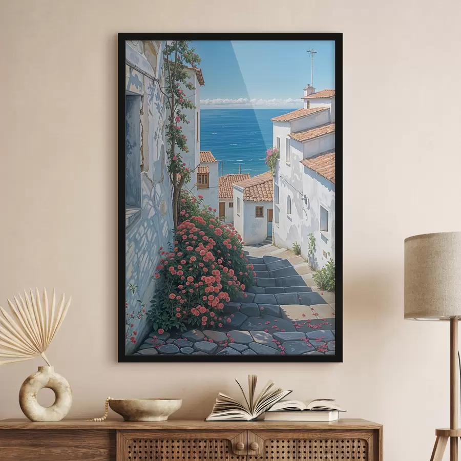 Fototapeedid Kitsas tänav rannikulinnas valgete hoonete, punaste kivikatuste ja elavate roosade lilledega f39532