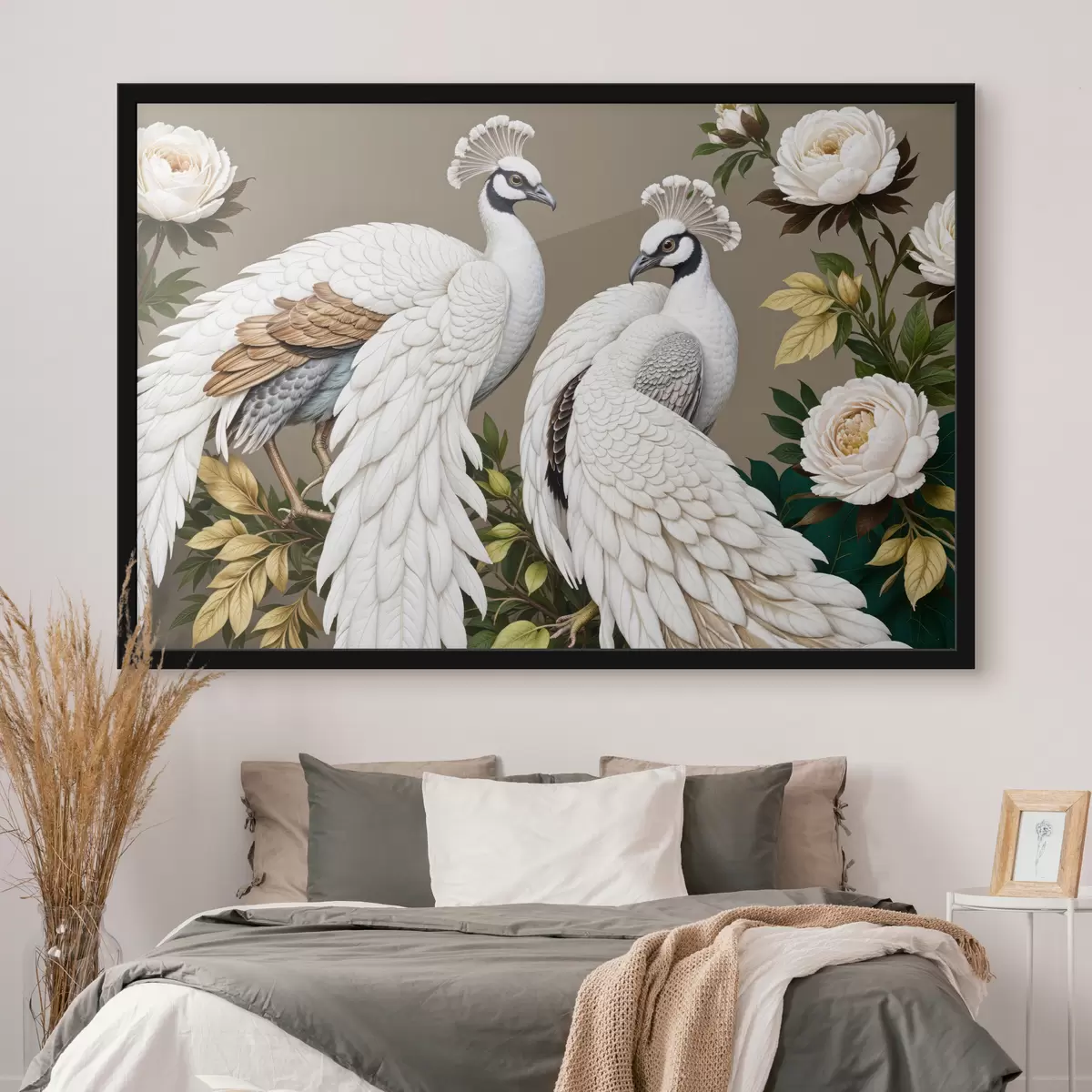 Plakat Kaks valget ehitud sulgedega paabulindu istuvad lilledega oksal f40022