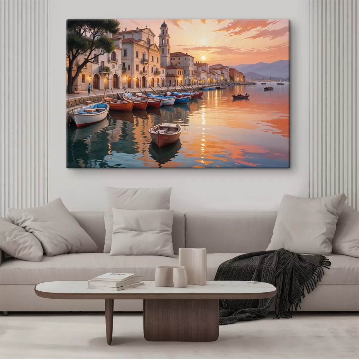 Pilt Itaalia rannikulinn päikeseloojangul, rannaäärt ääristavad värvilised hooned ja vaikses vees hõljuvad paadid s40150