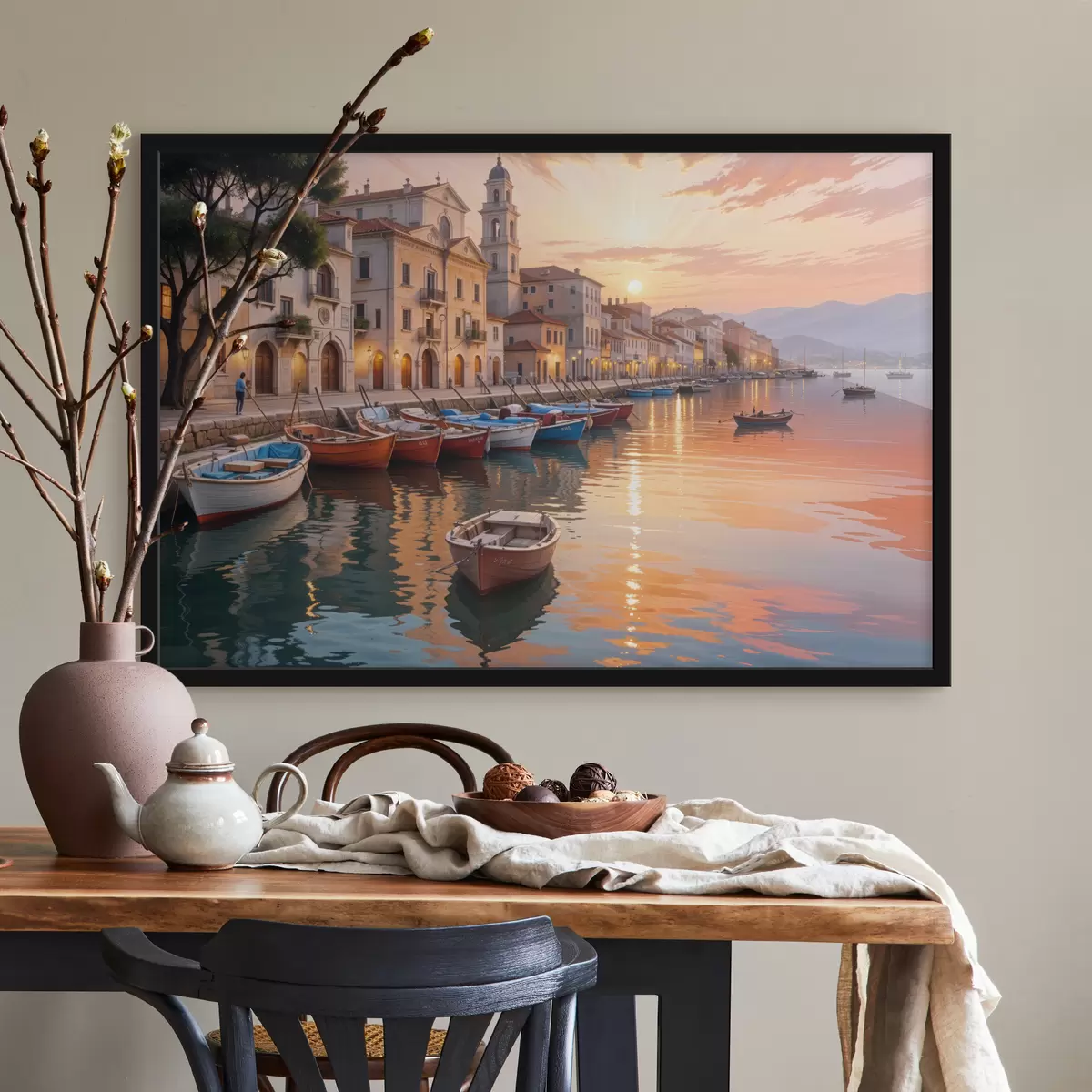 Plakat Itaalia rannikulinn päikeseloojangul, rannaäärt ääristavad värvilised hooned ja vaikses vees hõljuvad paadid f40150