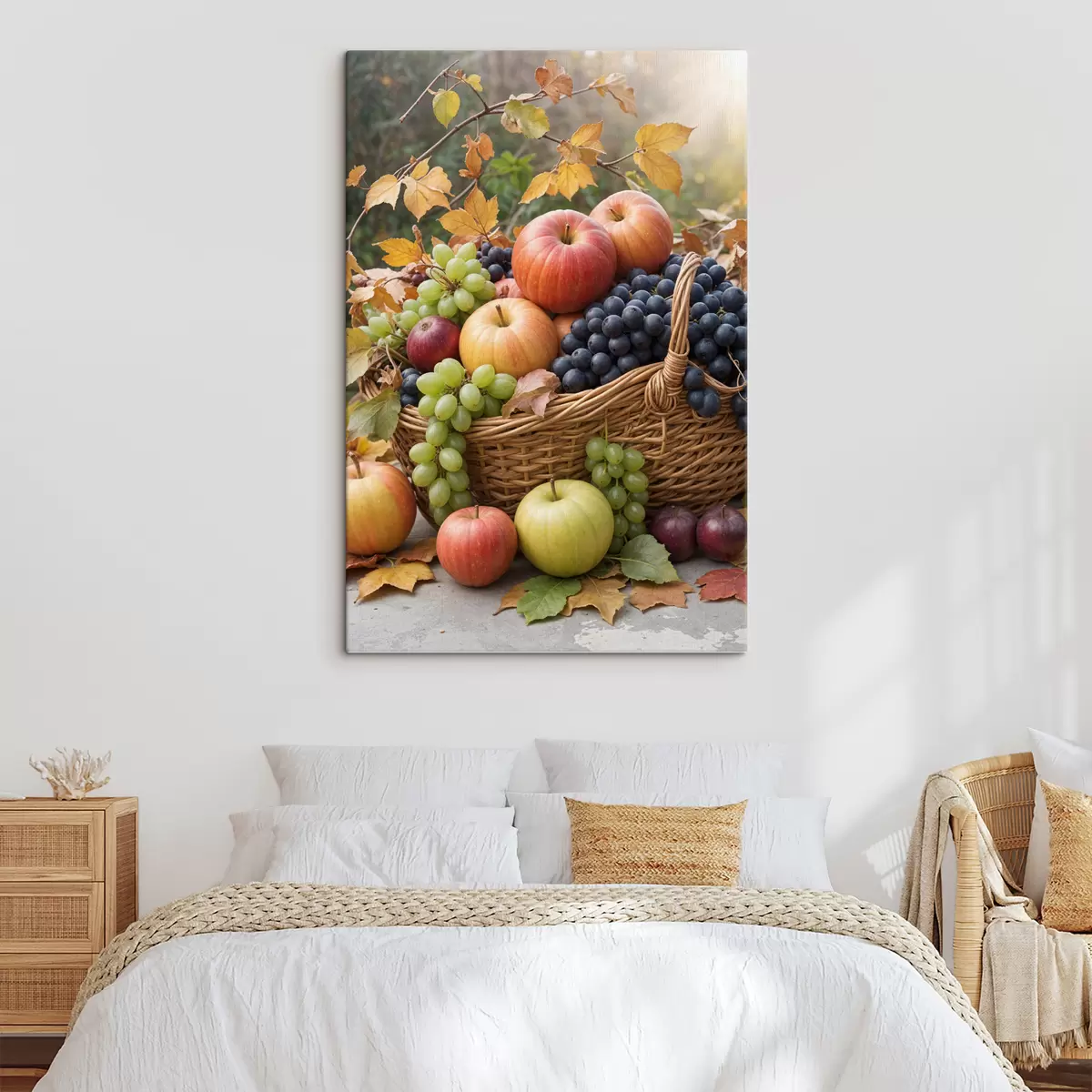 Pilt Erinevate sügisviljadega, sealhulgas õunte, viinamarjade ja pirnidega täidetud korv, mida ümbritsevad langenud lehed s40409