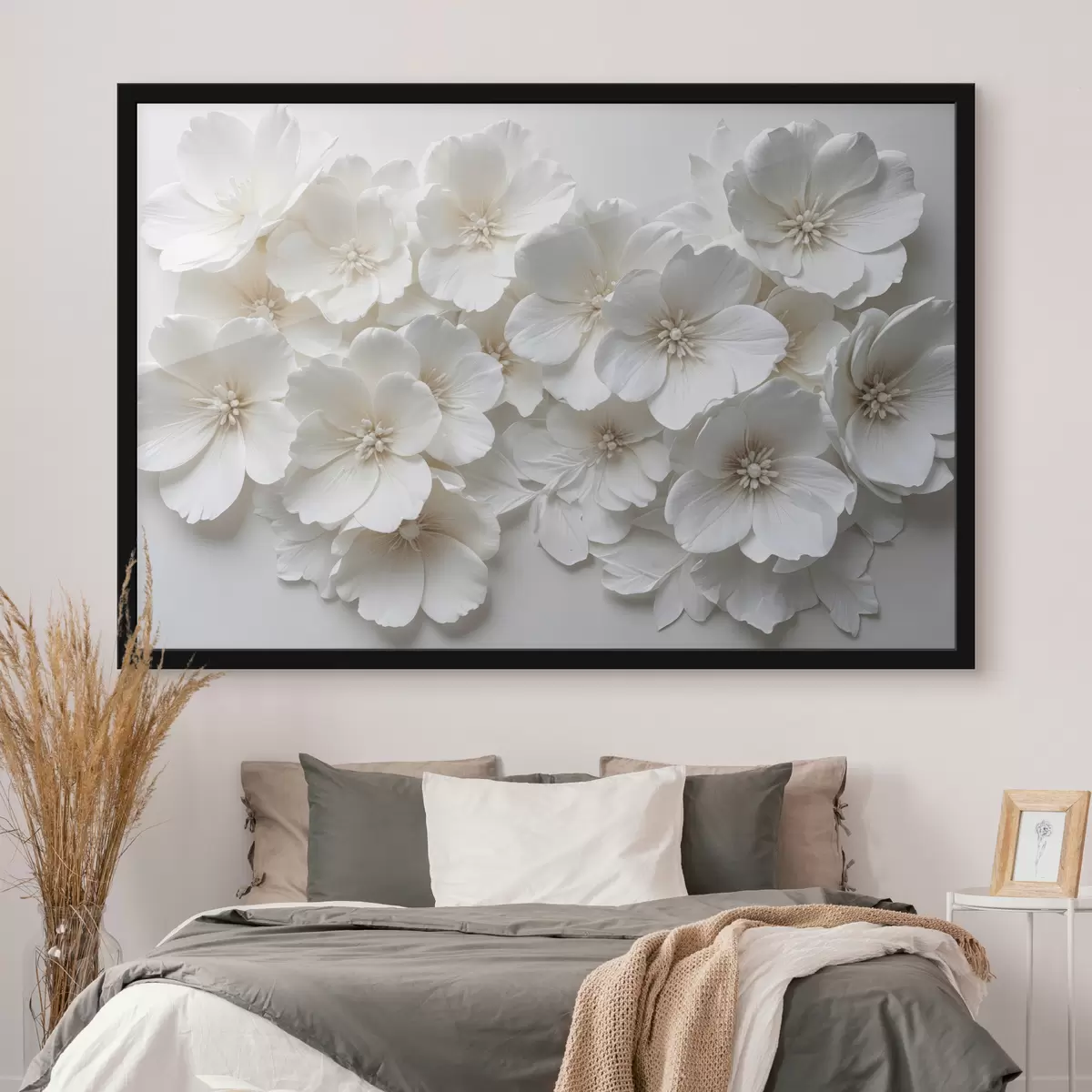 Plakat Valged lilled õrnade kroonlehtedega, mis on paigutatud kauni lillemustriga heledal taustal f40548