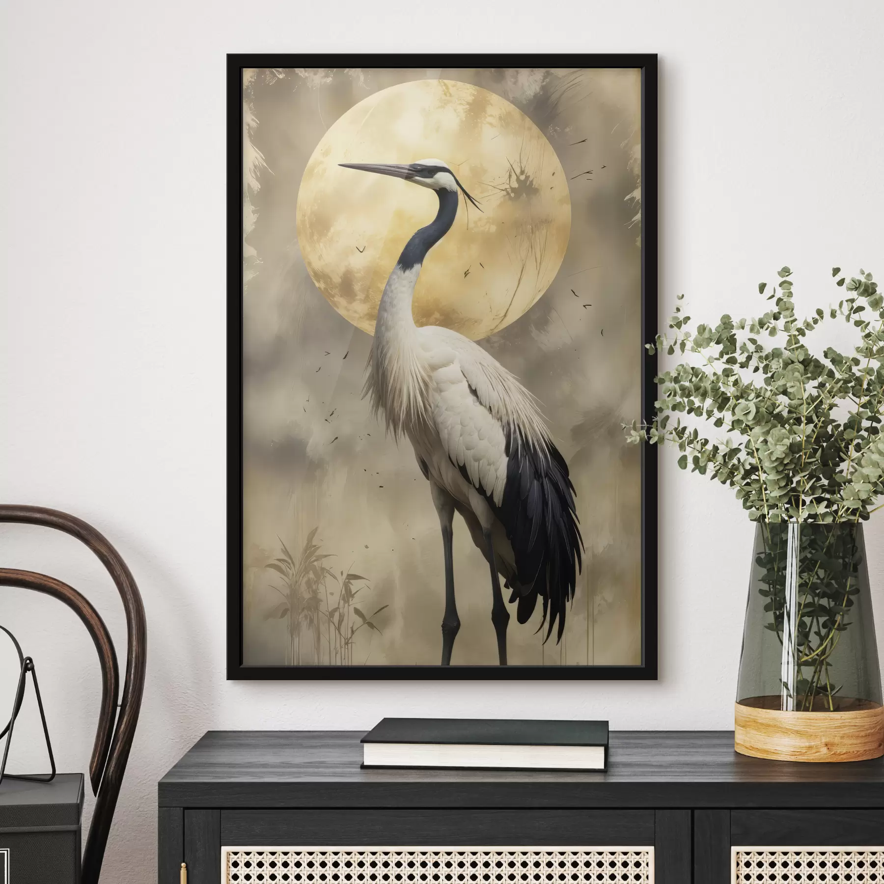 Fototapeedid Majesteetlik hall kraana seisab suure täiskuu ees, hägune looduslik taust f40591