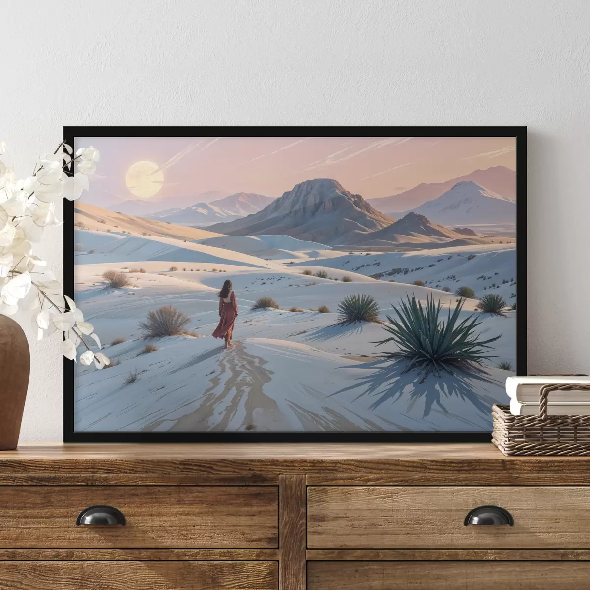 Plakat Punases kleidis naine kõrbemaastikul, taustal mägi ja liivaluited f40603