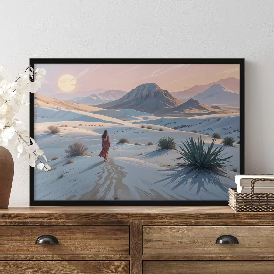 Fototapeedid Punases kleidis naine kõrbemaastikul, taustal mägi ja liivaluited f40603