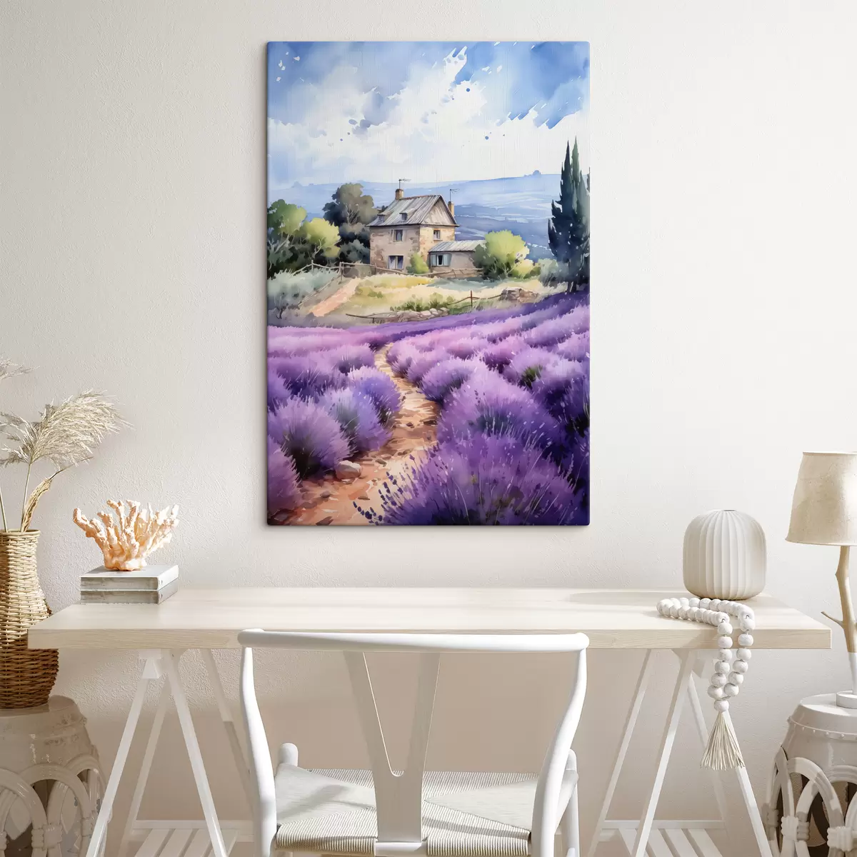 Pilt Maamaja mägedega taustal lavendlipõllu lähedal s41012