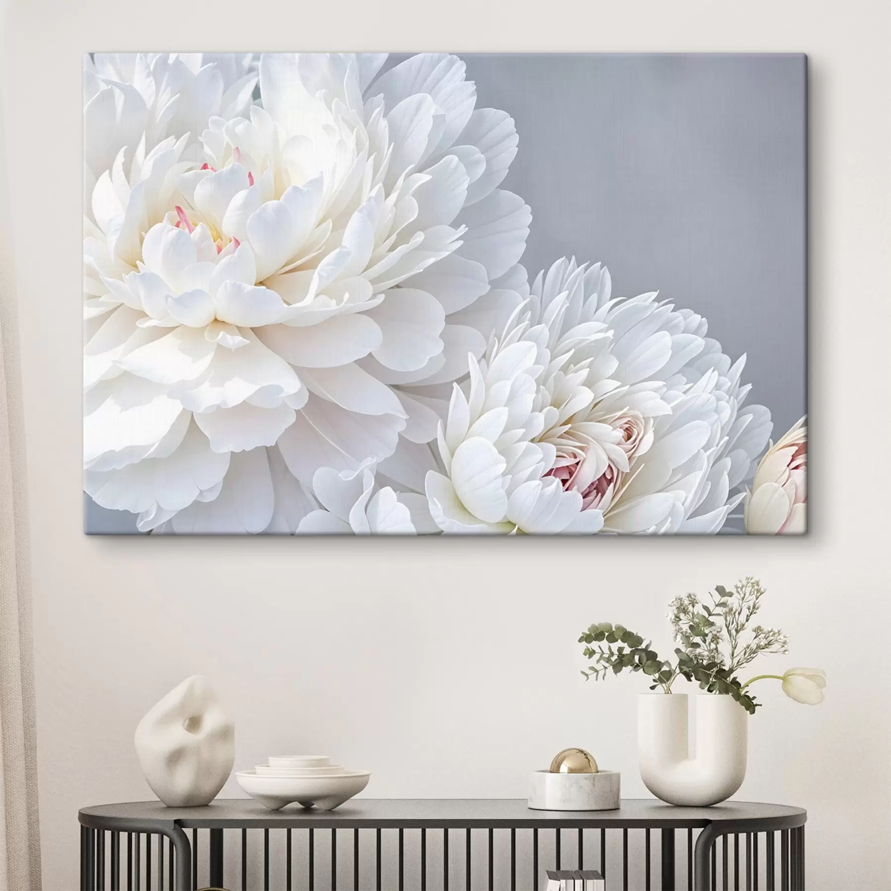 Fototapeedid Valged pehmete, õrnade kroonlehtedega pioonililled helehallil taustal s41085