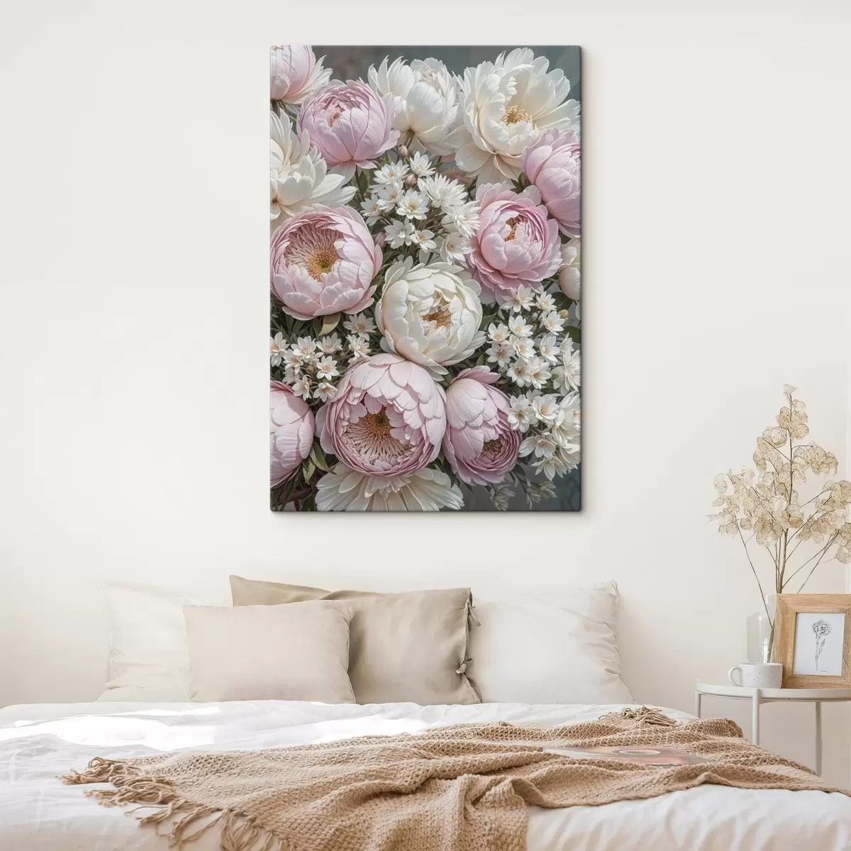 Pilt Kimp pastelroosadest peooniatest ja valgetest martsikatest, mis on paigutatud kaunisse lillekompositsioonile s41255