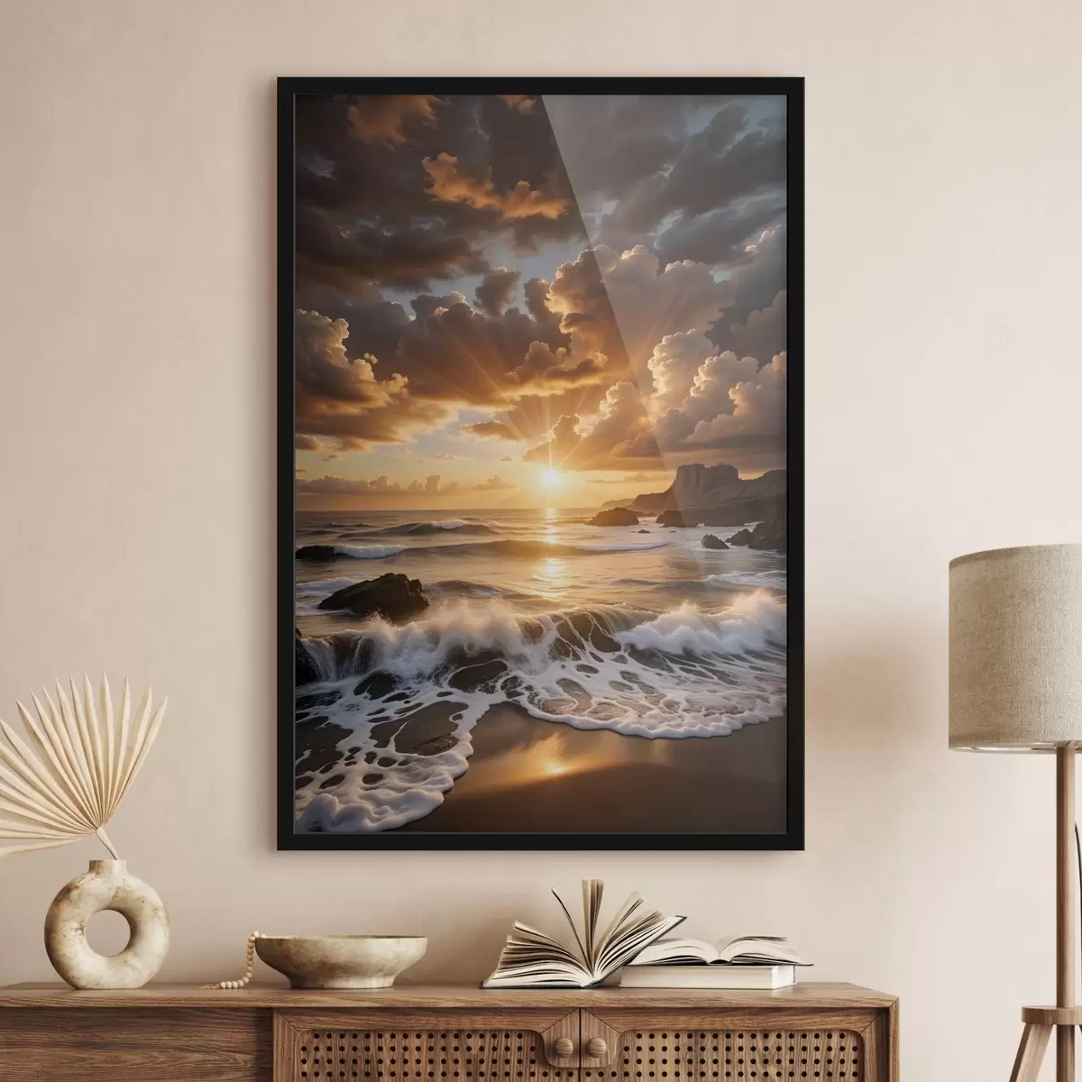 Plakat Dramaatiline päikeseloojang kaljuranniku kohal, lainete mürisemise ja dramaatiliste pilvedega taevas f41245