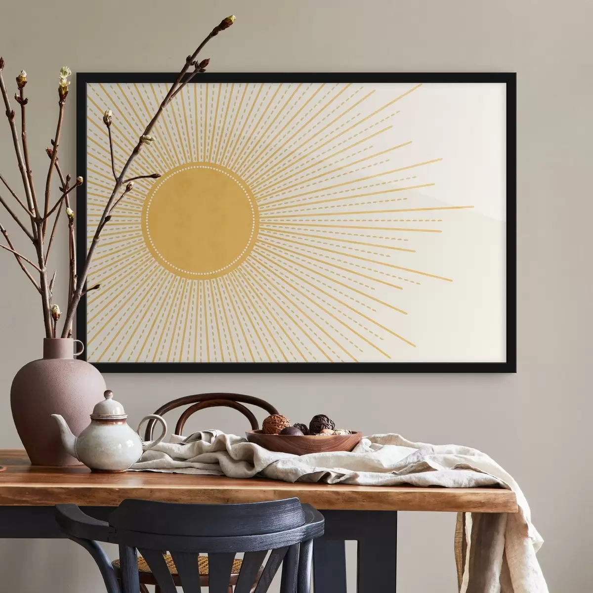 Plakat Helekollane päike koos kiirgavate päikesekiirtega heledal taustal, mis loob sooja ja päikesepaistelise atmosfääri f41268