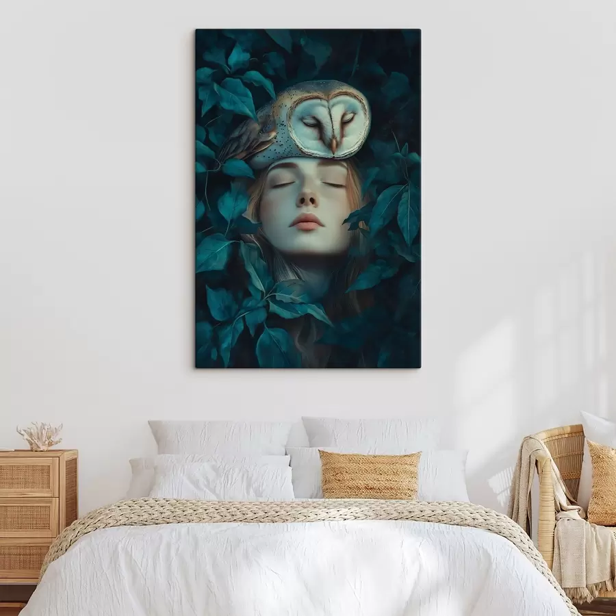 Pilt Naine koos öökulliga rohelistes lehtedes, rahulik, loodus s41445