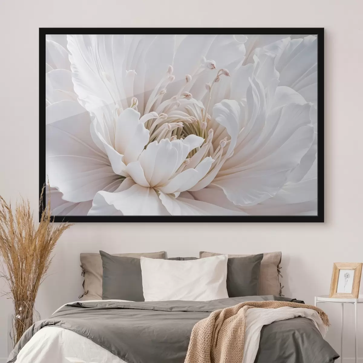 Plakat Lähivõtte suurest, õrnast pastelsest lillest, millel on pehmed, paisuvad kroonlehed f41721