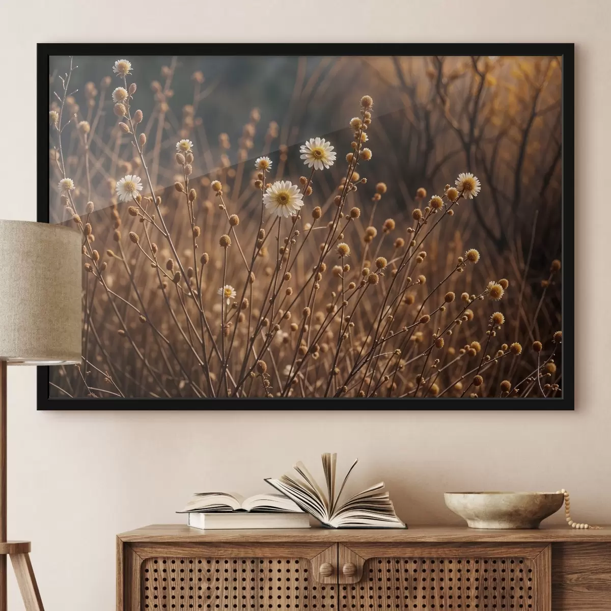 Plakat Valged marekad kuivanud rohu ja varte väljal, sooja õhtupäikese valguses f41735