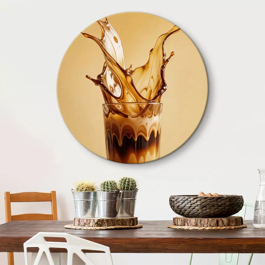 Pilt Dramaatilise pritsmeefektiga kohviga täidetud klaas loob abstraktse ja dünaamilise visuaali r40165