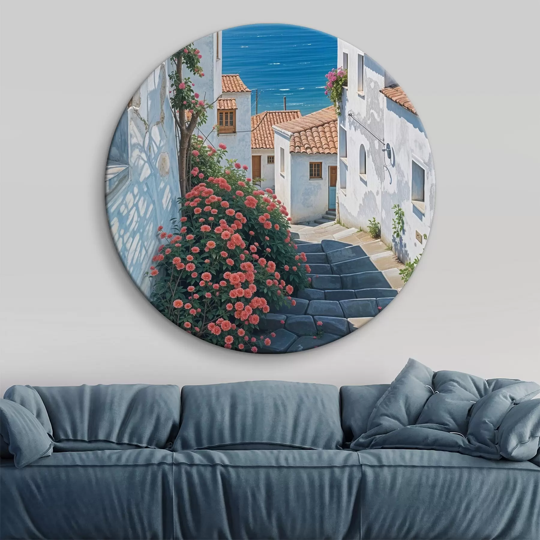 Pilt Kitsas tänav rannikulinnas valgete hoonete, punaste kivikatuste ja elavate roosade lilledega r39532