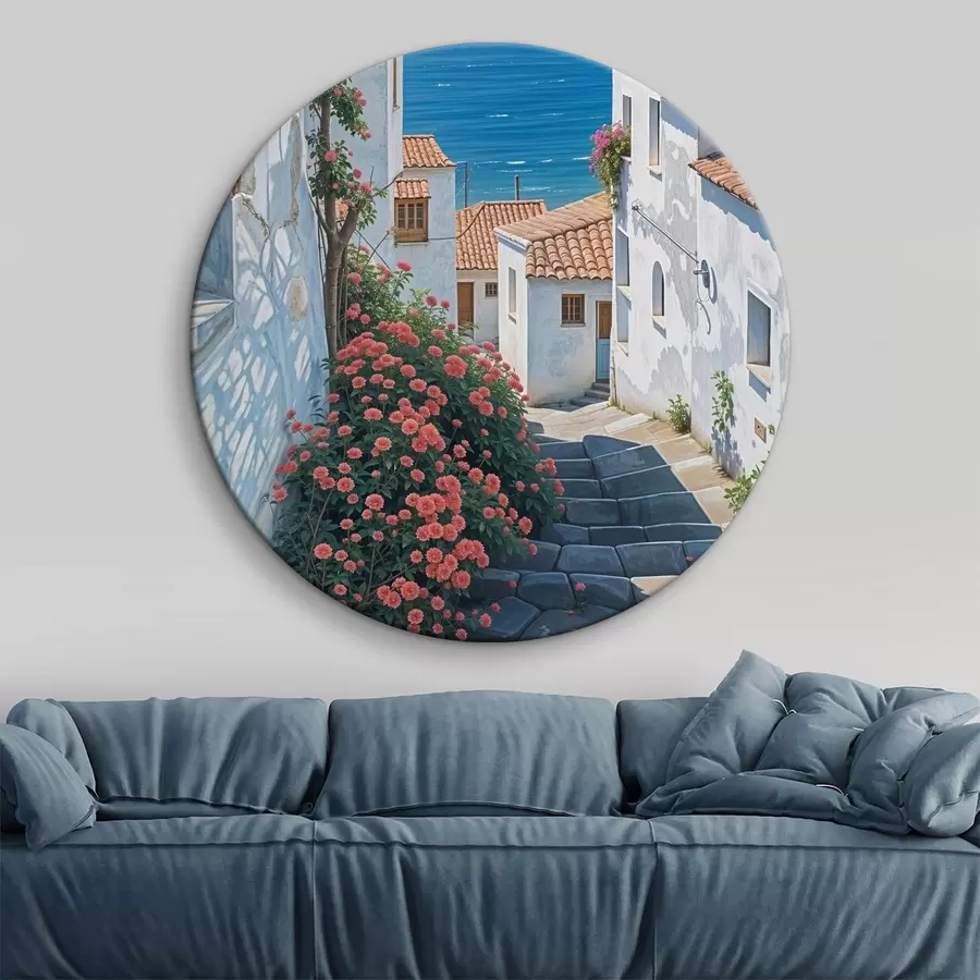 Fototapeedid Kitsas tänav rannikulinnas valgete hoonete, punaste kivikatuste ja elavate roosade lilledega r39532