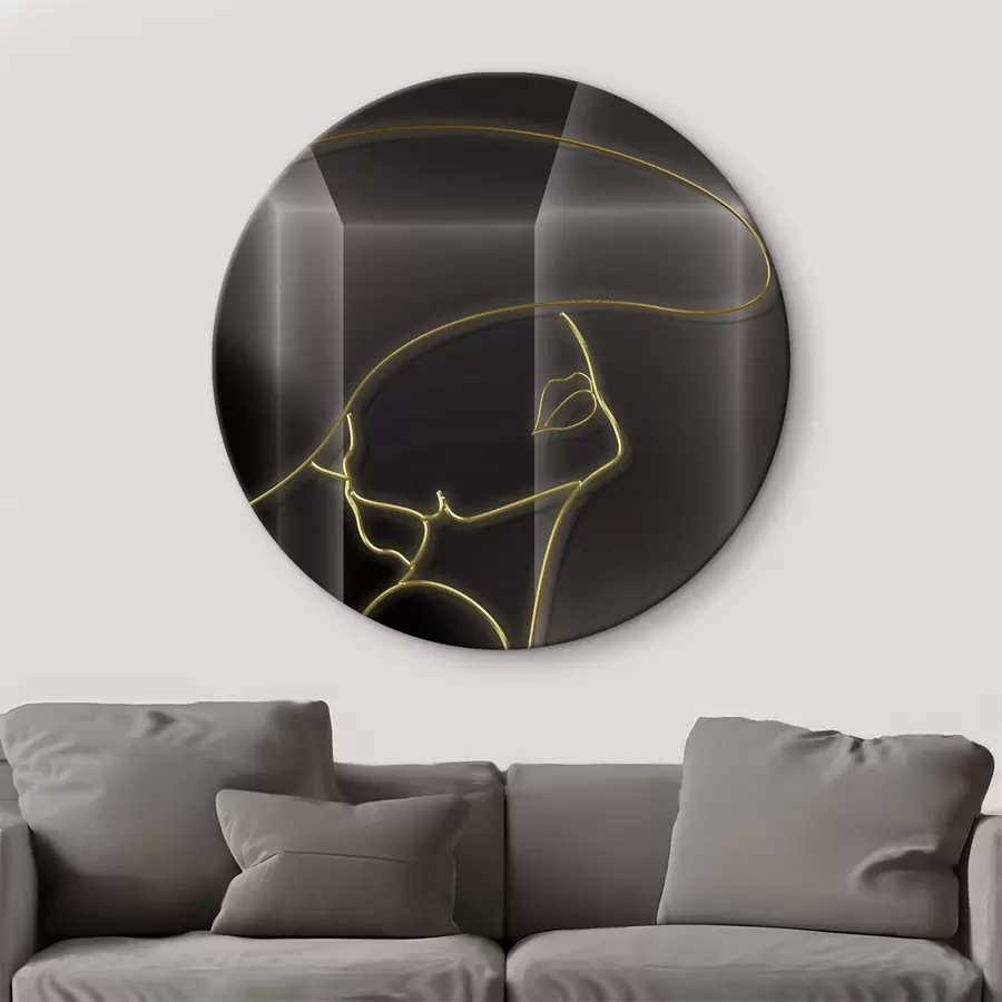 Pilt Naine mütsiga kuu taustal r01416