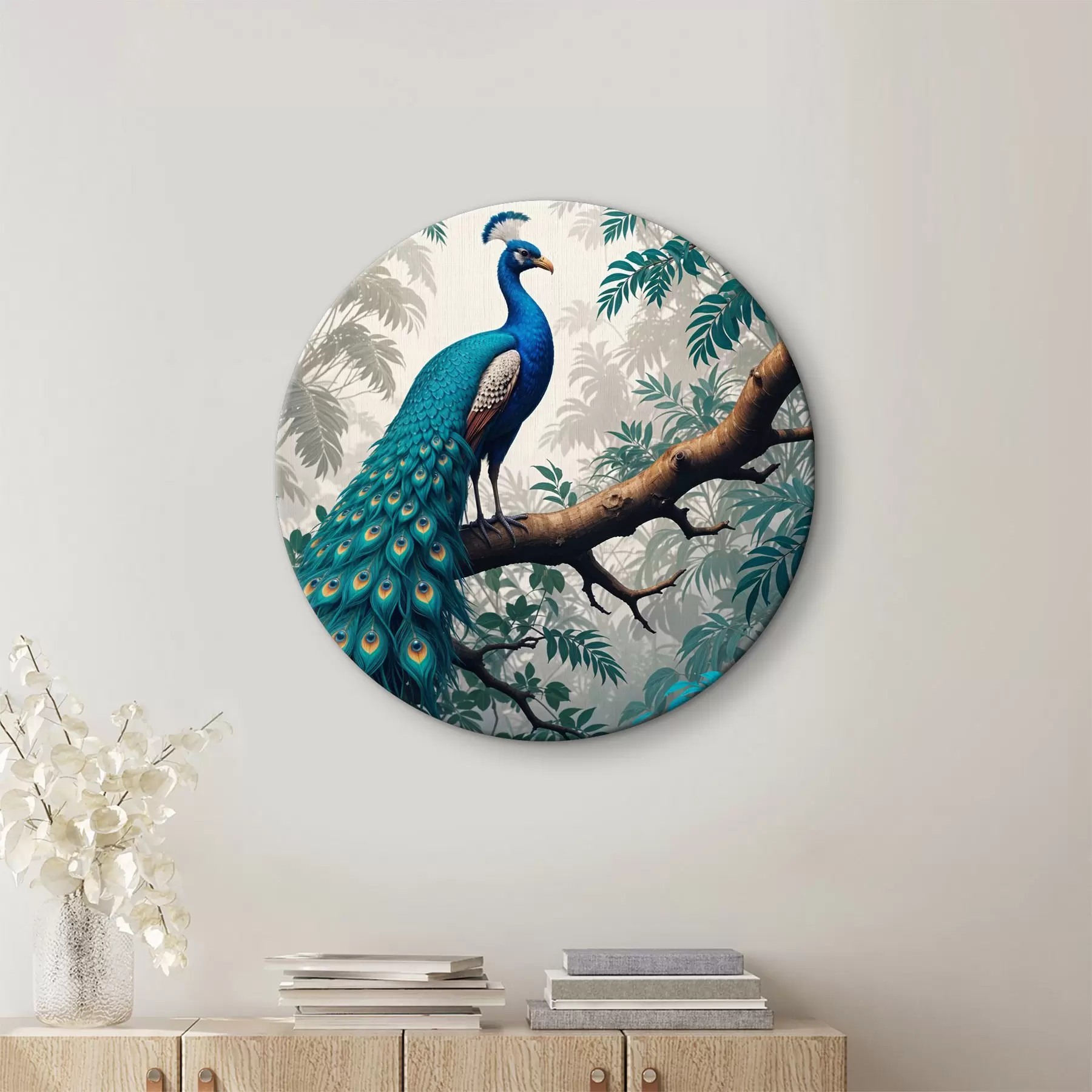 Pilt Särav sinine paabulind istus lopsakas troopilises metsas puuoksal r39401