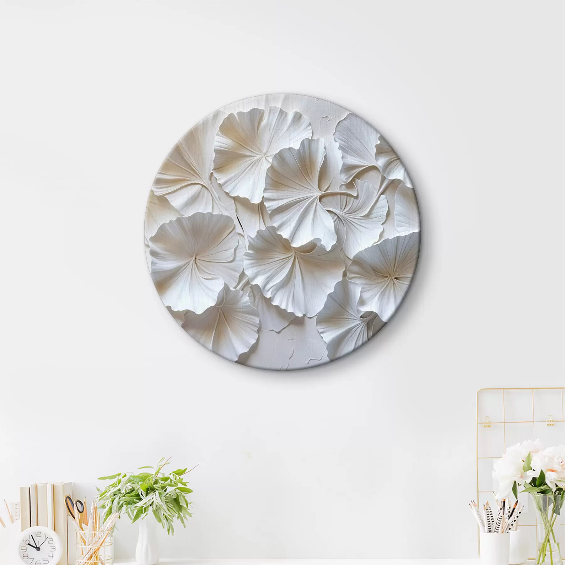 Pilt Õrnad valged lilled, mis asetsevad heledal taustal loomuliku orgaanilise mustriga r39510