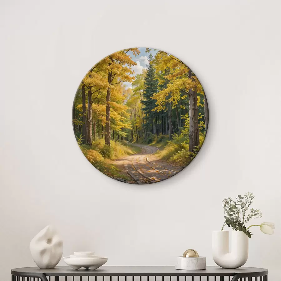 Pilt Sügisel läbi metsa looklev pinnastee, millel kahel pool kõrged puud r40031