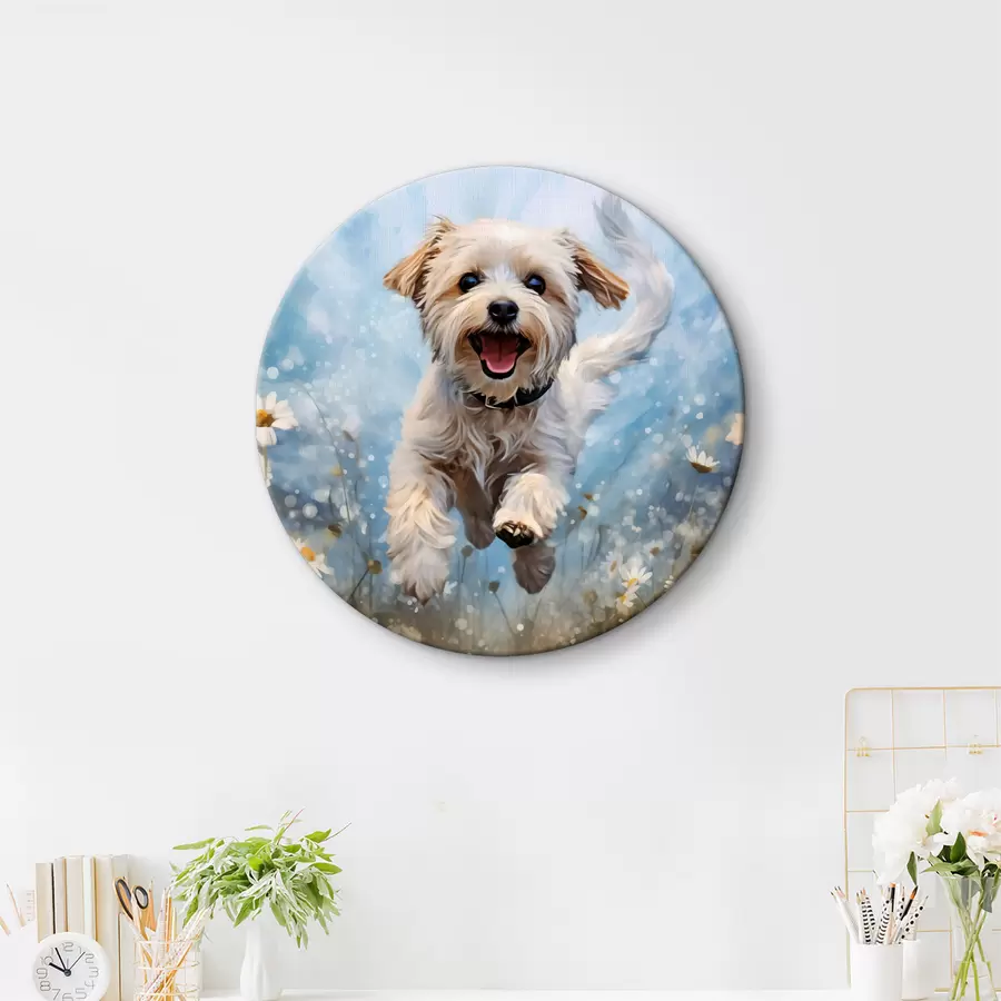 Pilt Väike valge koer hüppab karikakrate vahel sinisel akvarelli taustal r40092