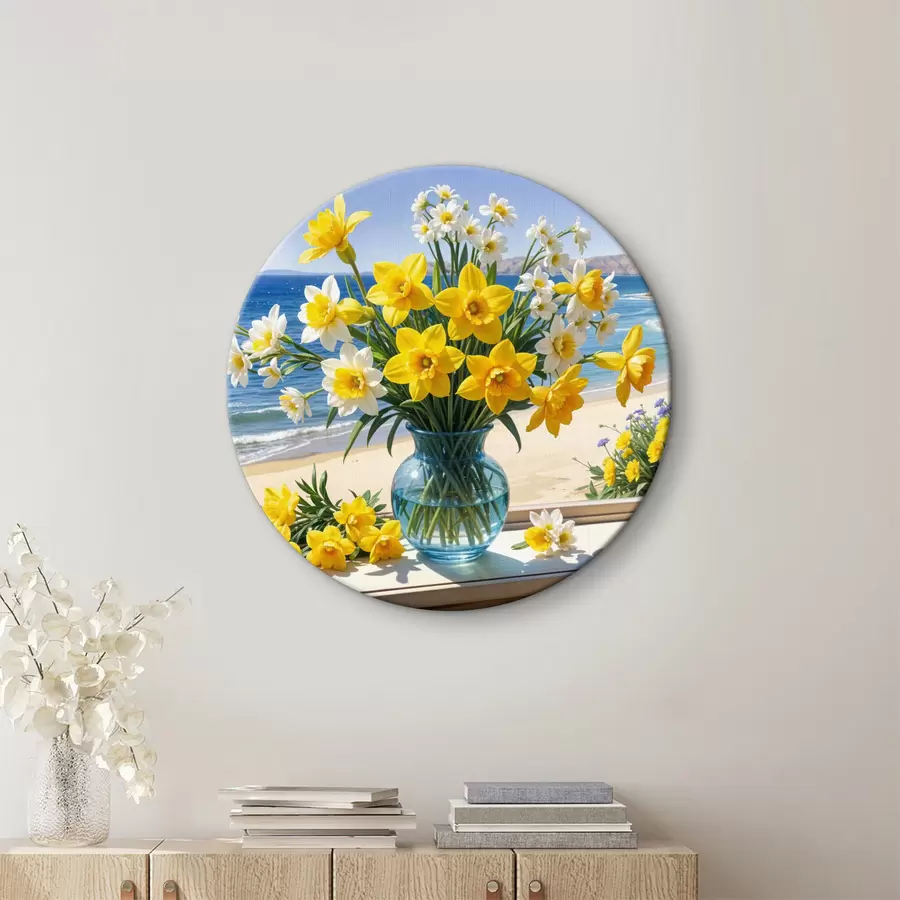 Pilt Kimp kollaseid nartsisse ja valgeid karikakraid klaasist vaasis aknalaual vaatega rannale ja ookeanile r40171