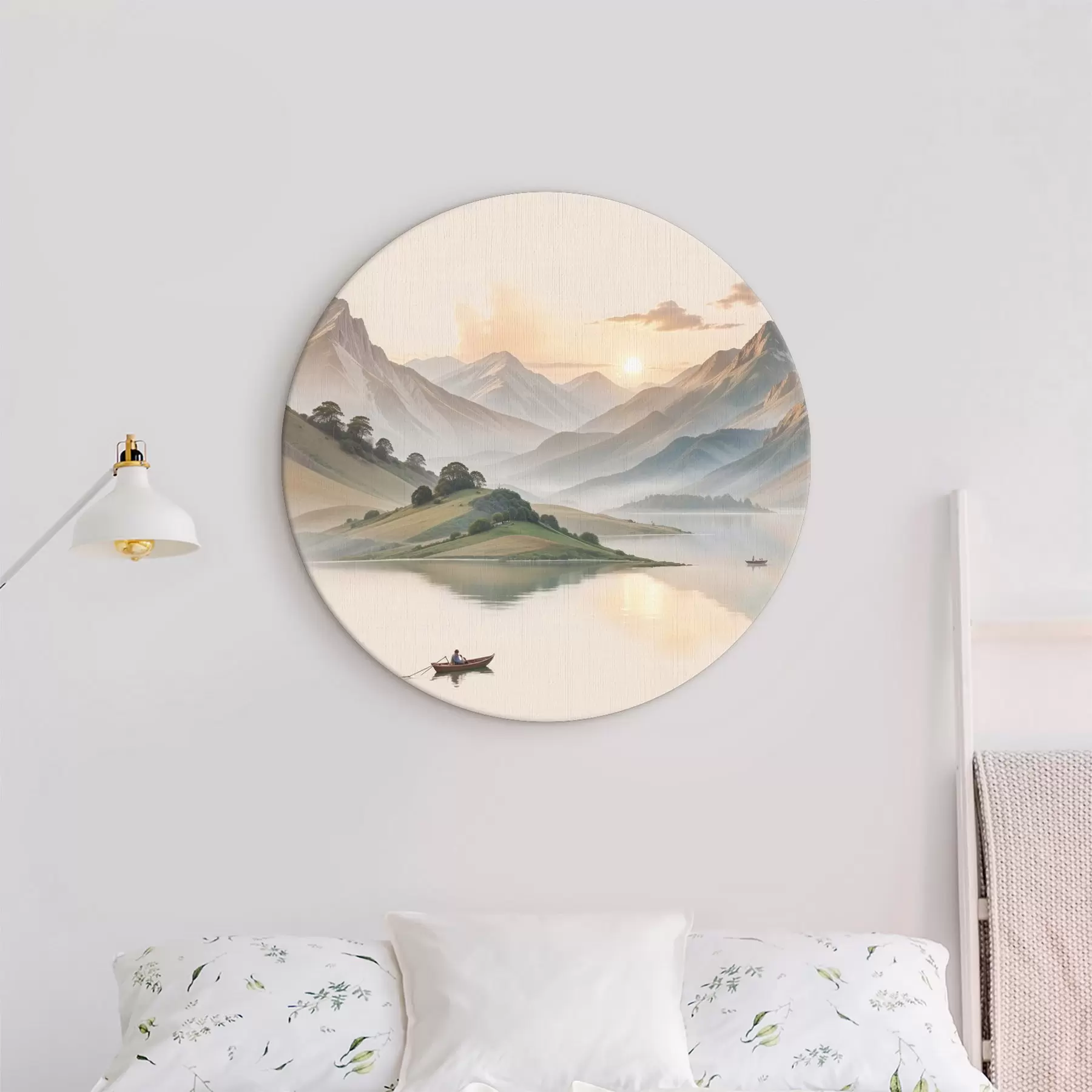 Pilt Rahulik maastik, mille taustal järv peegeldab mägesid ja väike paat vaiksel veekogul r40391