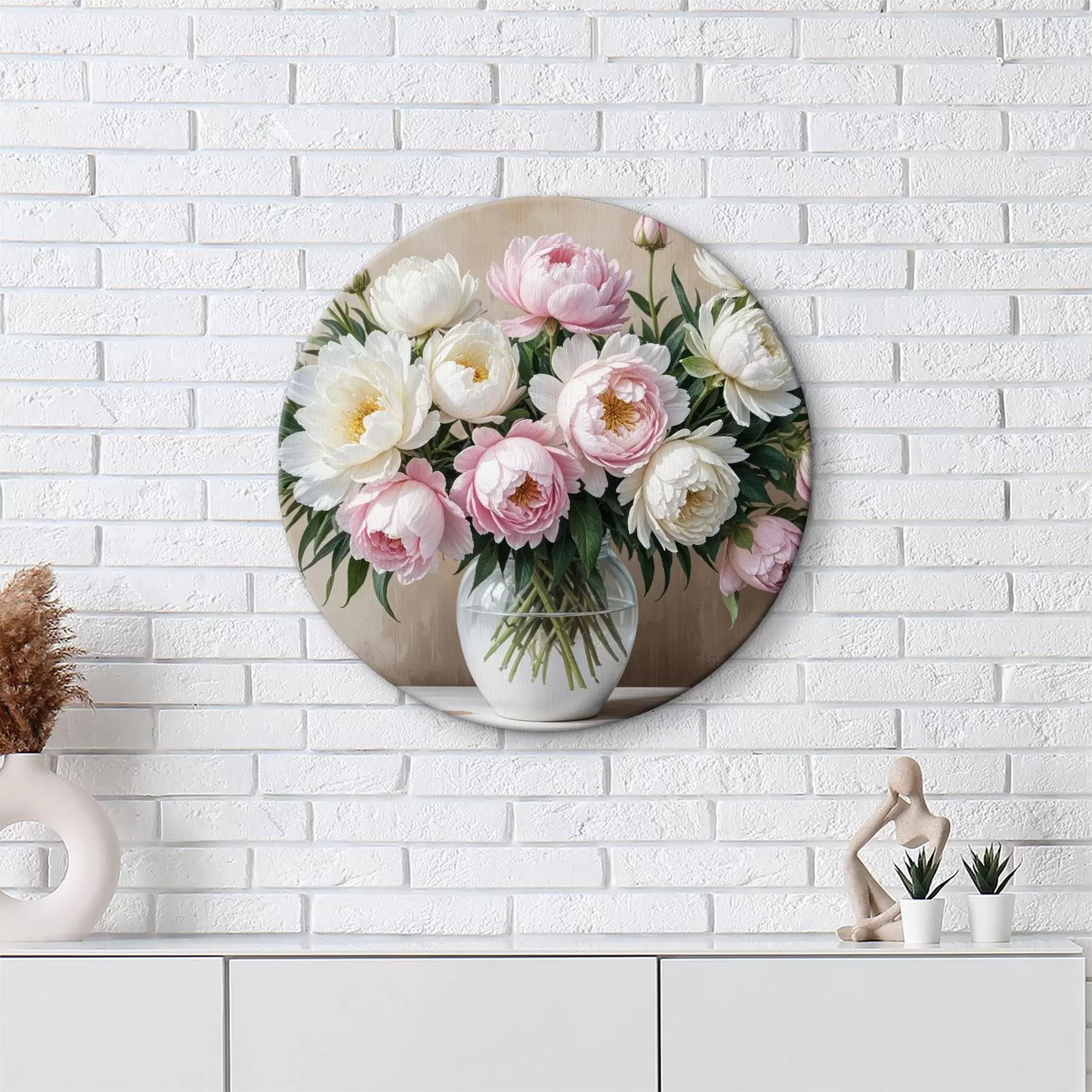 Pilt Puitpinnale paigutatud klaasist vaasis kaunite roosade ja valgete pojengide kimp r40398