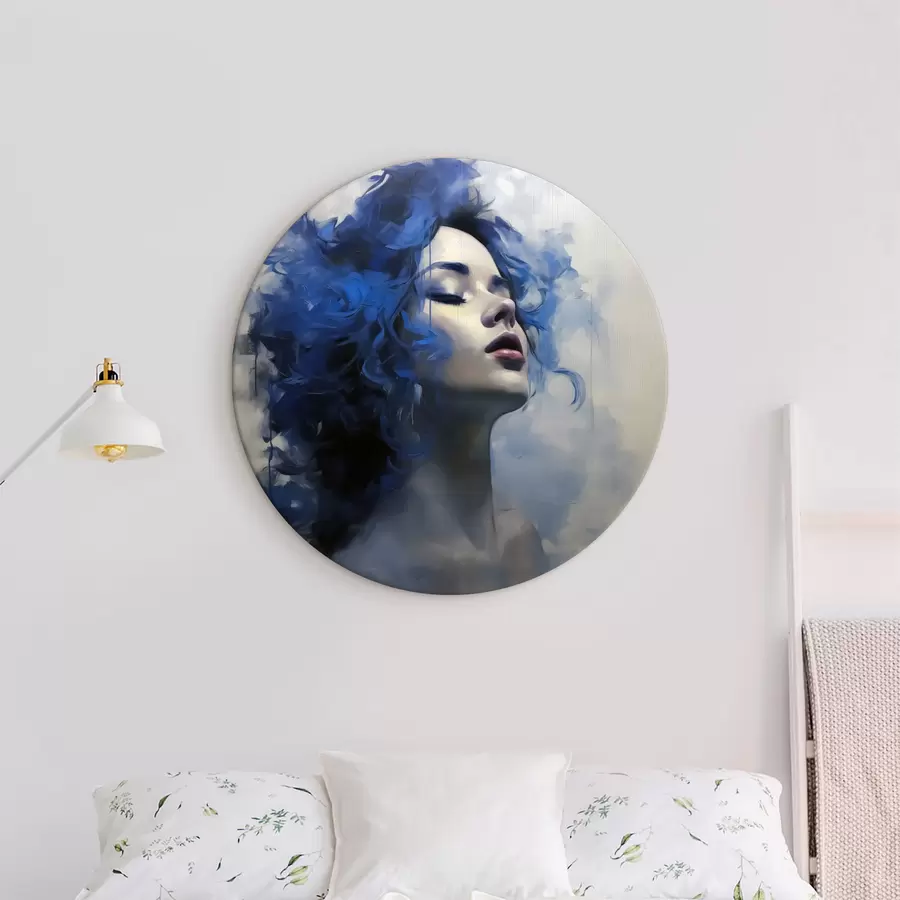 Pilt Siniste juustega tüdruku portree hallil taustal r40218