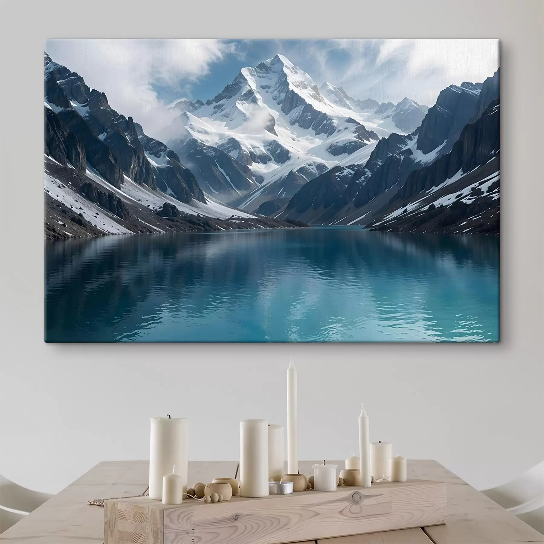 Pilt Lumekattega mäetipus, mis peegeldub rahulikus türkiissinises järves, mida ümbritsevad kaljune maastik ja dramaatilised pilved s42232