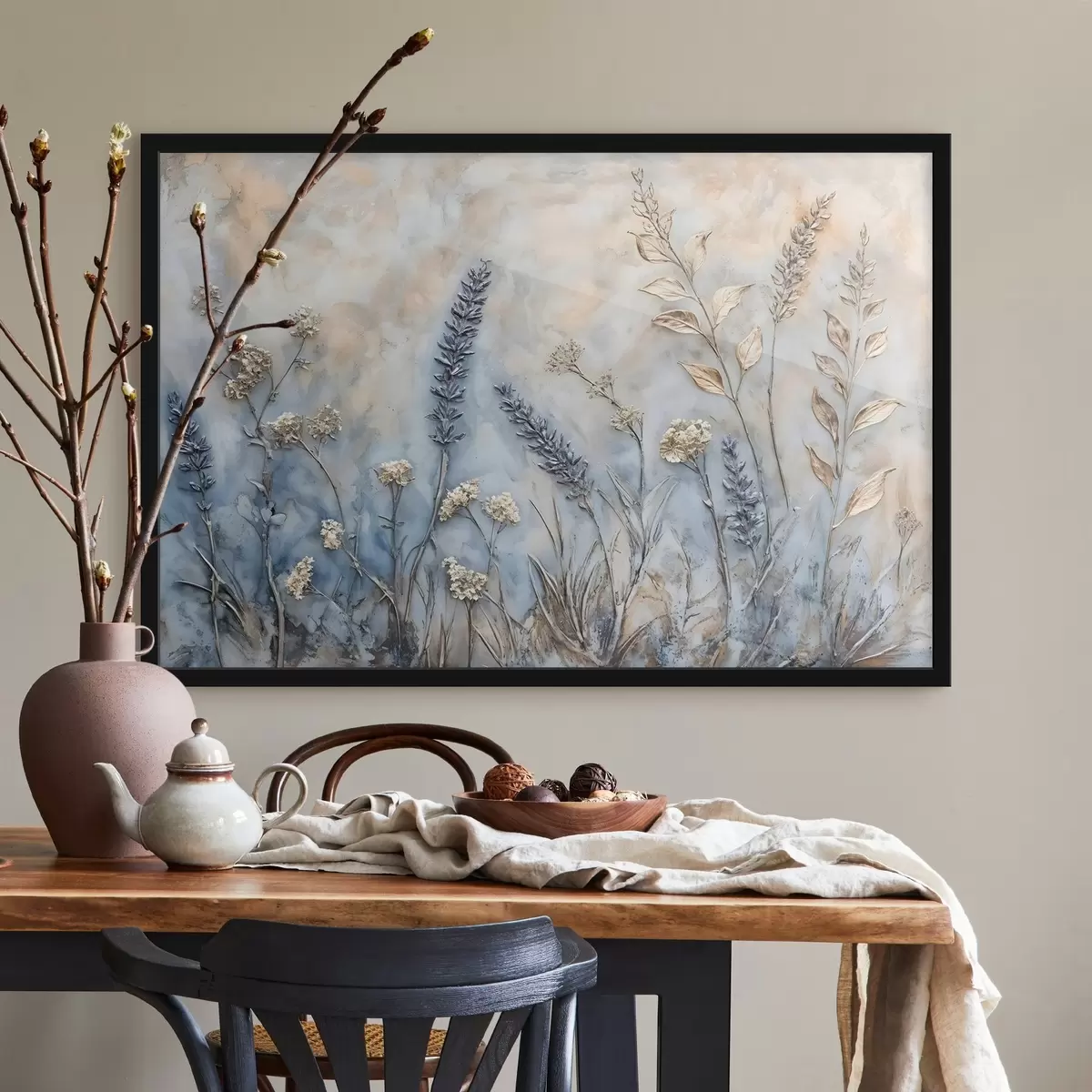 Plakat Erinevate metsalillede ja taimede põld sinise, valge ja beeži toonides pehmel, udusel taustal f42214