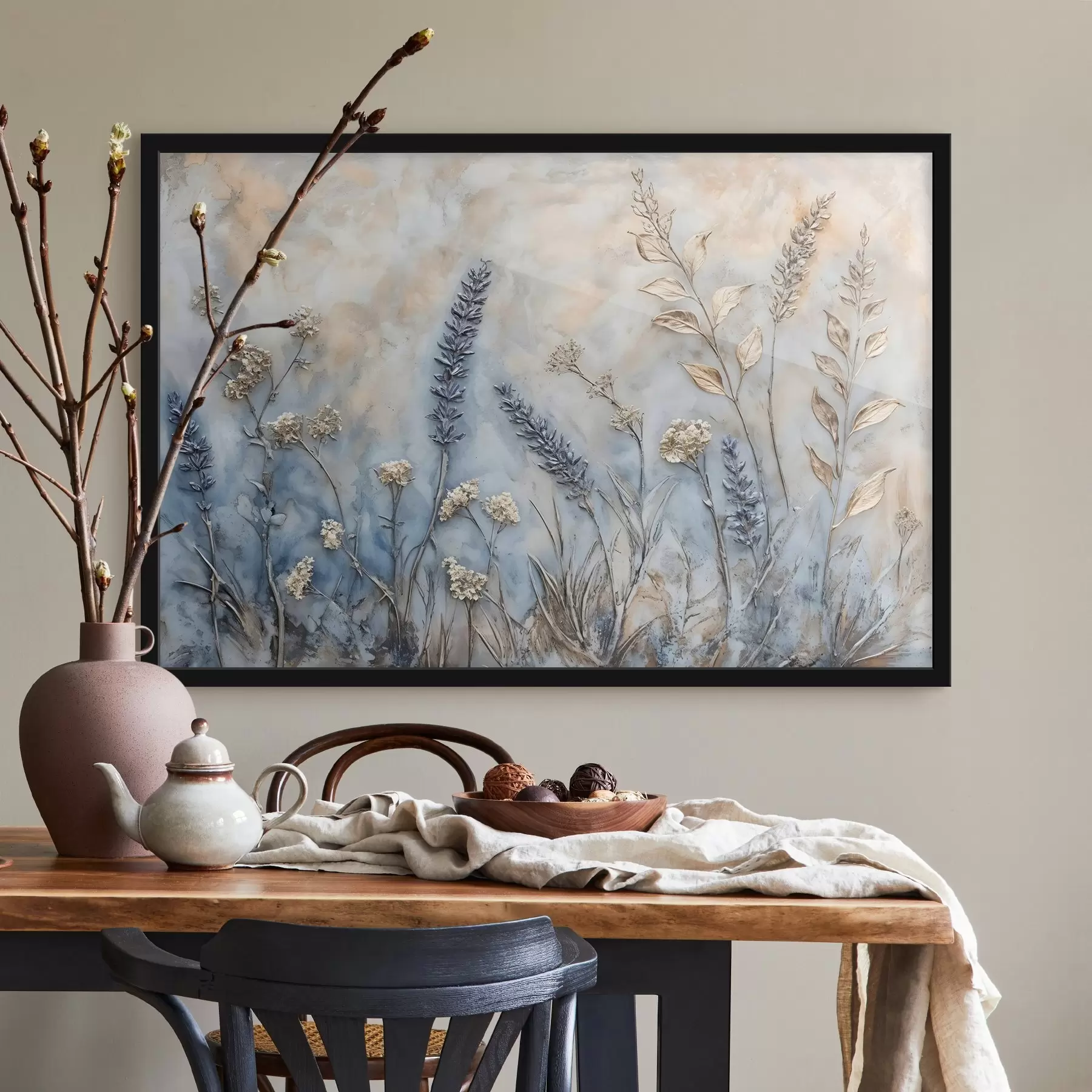 Fototapeedid Erinevate metsalillede ja taimede põld sinise, valge ja beeži toonides pehmel, udusel taustal f42214