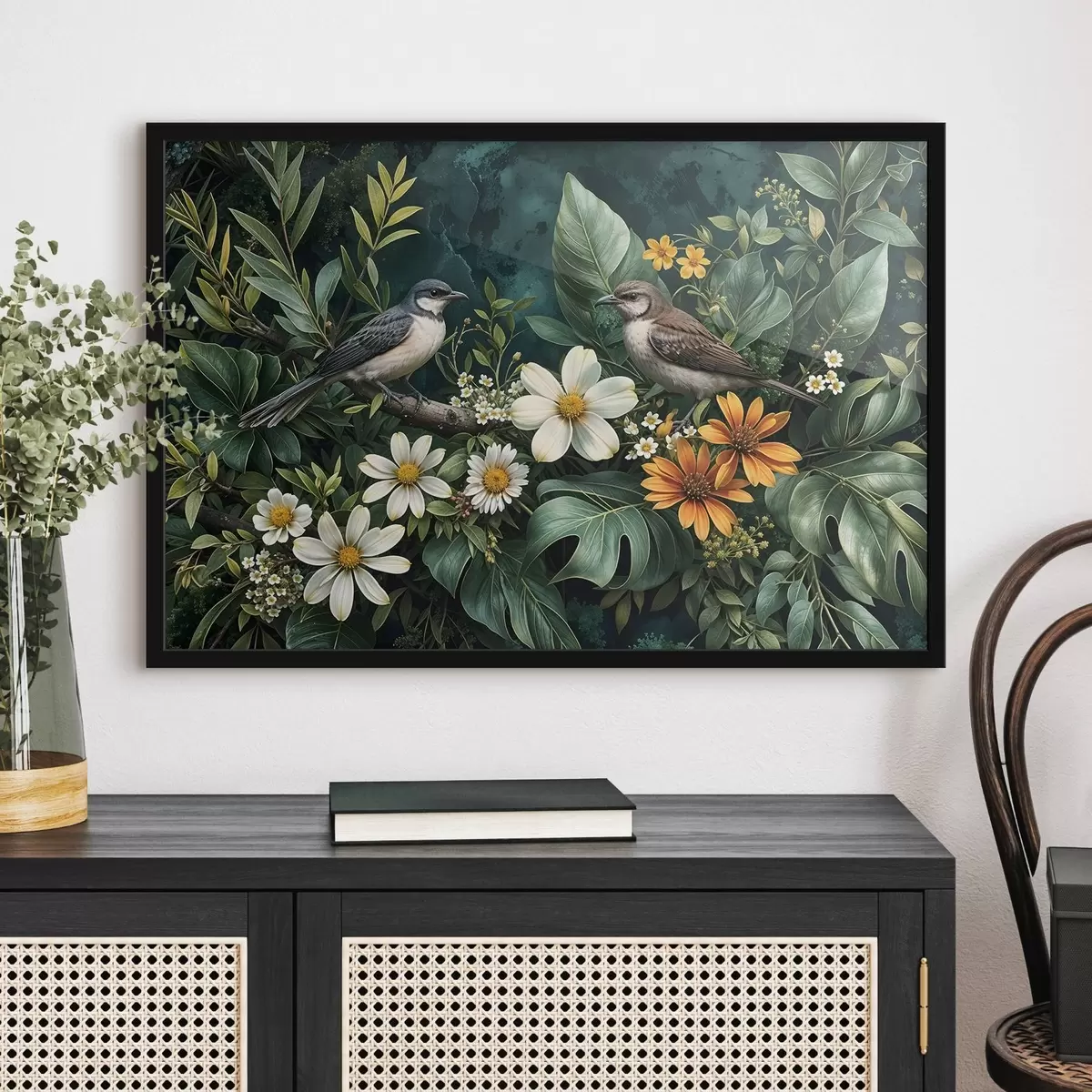 Plakat Väikesed linnud istuvad okstel, mida ümbritsevad lopsakad troopilised lehed, sealhulgas suured rohelised lehed ja värvilised lilled f42220