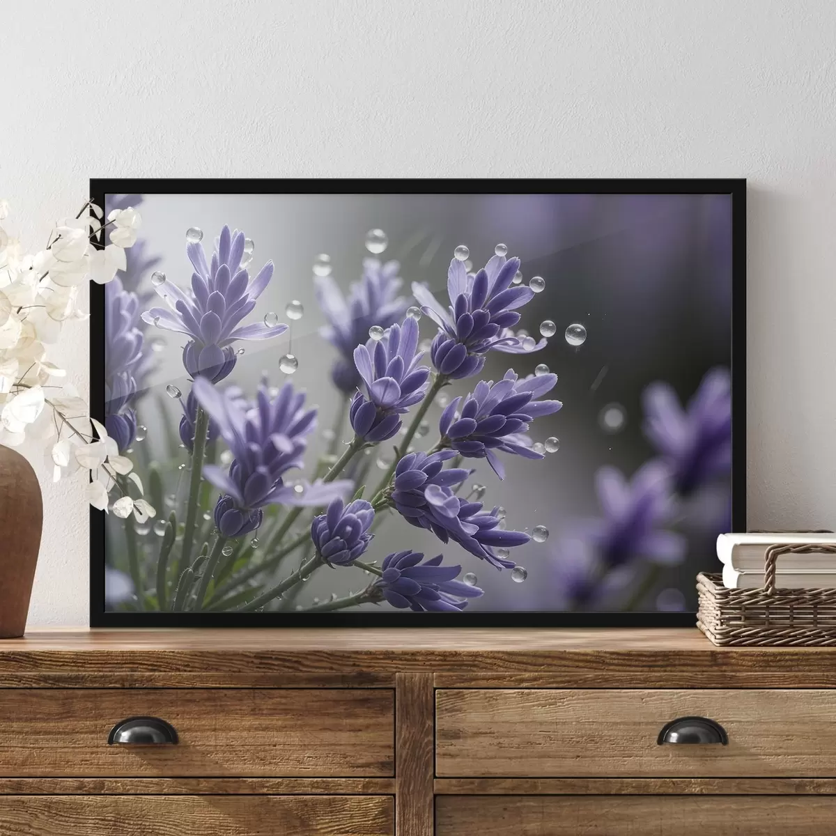 Plakat Lillad lavendlililled, mille kroonlehtedel on veetilgad, ähmase taustaga f42229