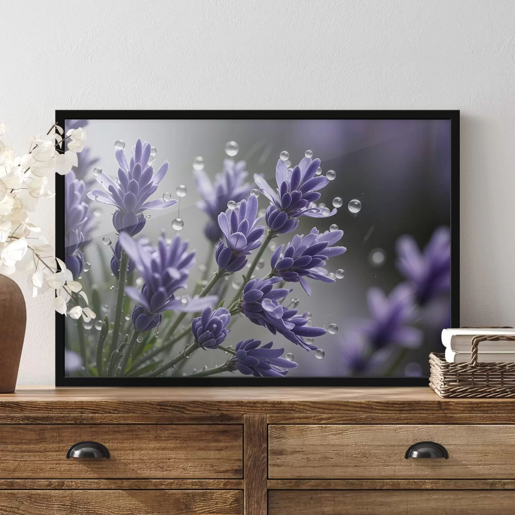 Fototapeedid Lillad lavendlililled, mille kroonlehtedel on veetilgad, ähmase taustaga f42229