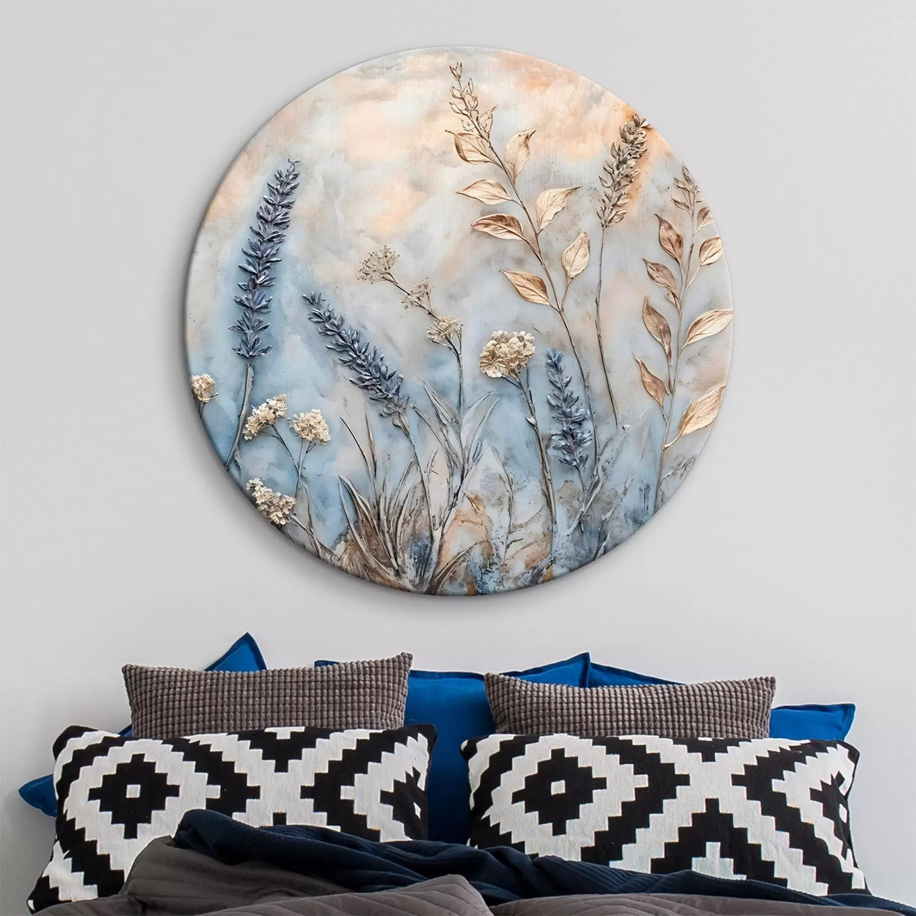 Pilt Erinevate metsalillede ja taimede põld sinise, valge ja beeži toonides pehmel, udusel taustal r42214