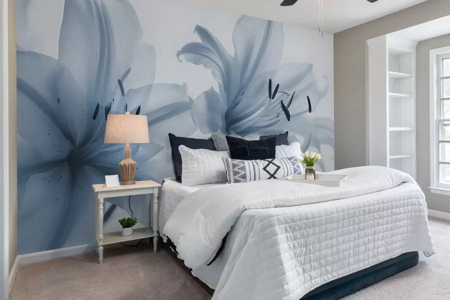 Fototapeedid Pehme fookusega lähivõtte sinistest minimalistlikest lillelilledest heledal taustal w08586