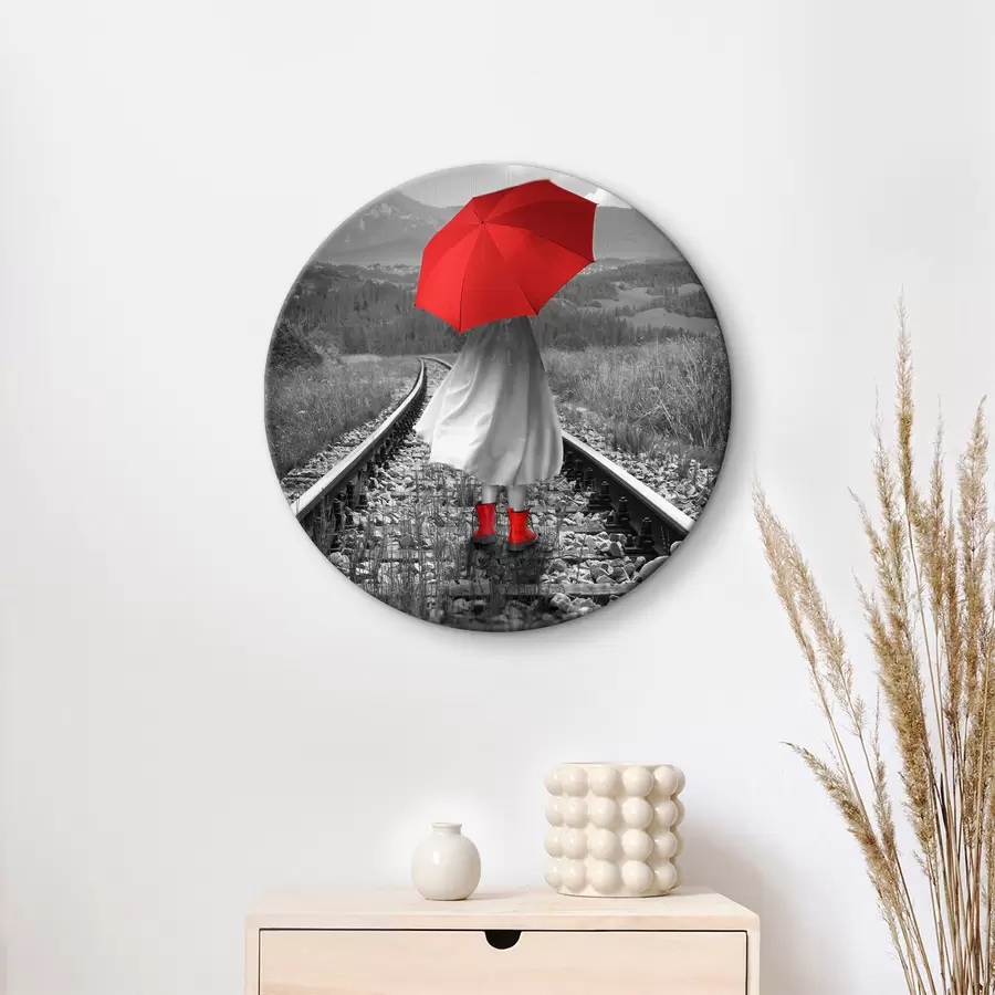 Pilt Punase vihmavarjuga inimene raudteeradadel r37301