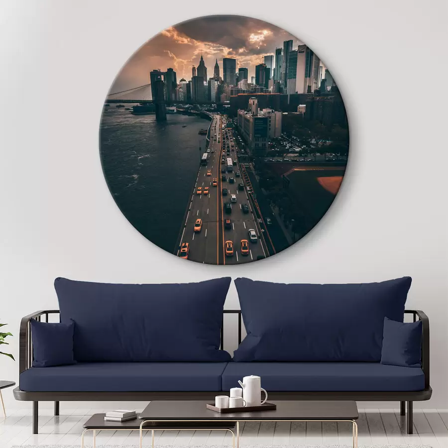 Pilt Sild üle vee koos autode ja hoonetega taustal r37482