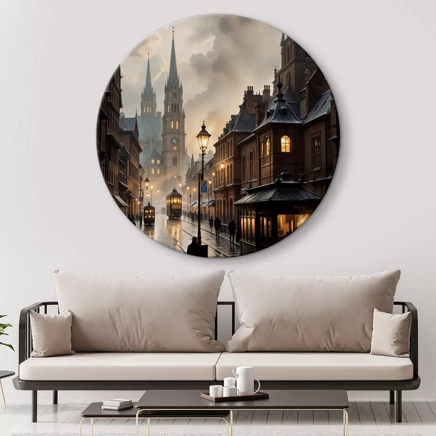 Pilt Vihmane õhtu Euroopa vanas linnas, kus on munakivist tänavad, ajaloolised hooned ja mööduv tramm r40604