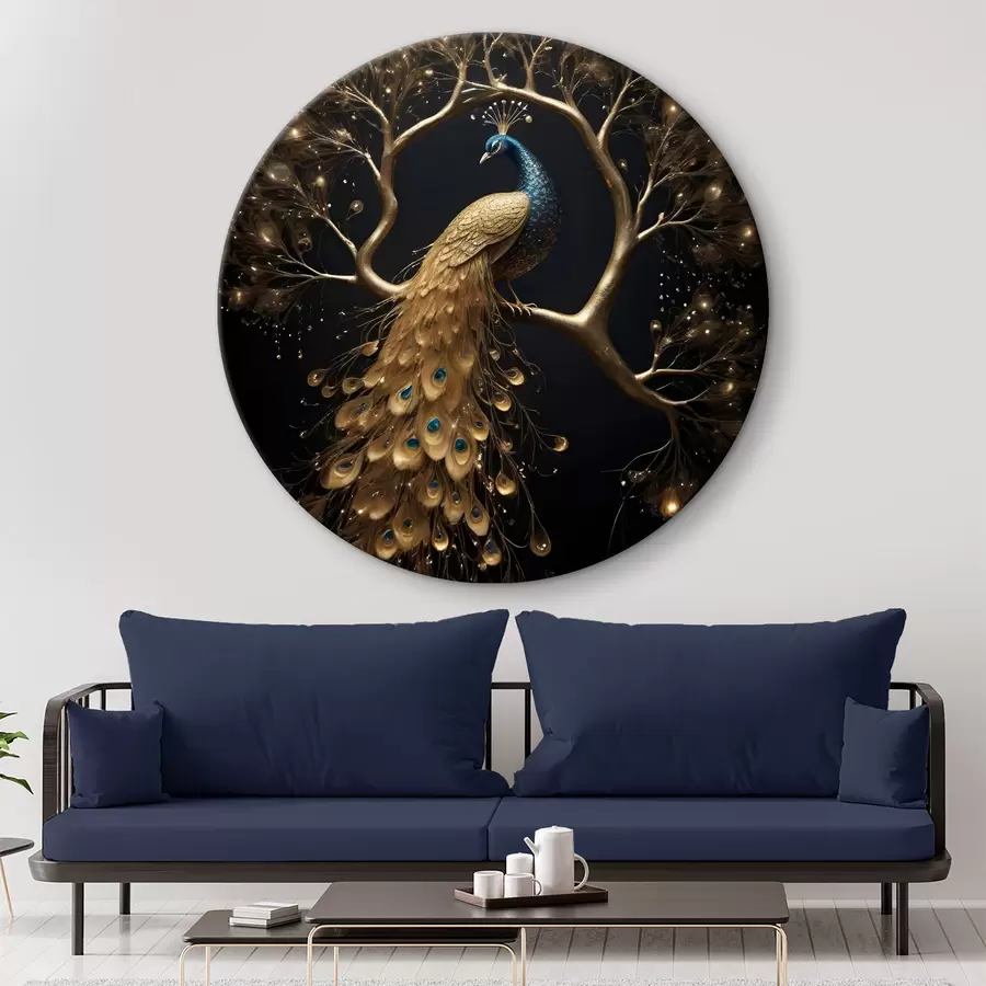 Pilt Eredate sulgedega kukk istub oksal tumedal taustal helendavate puudega r40612