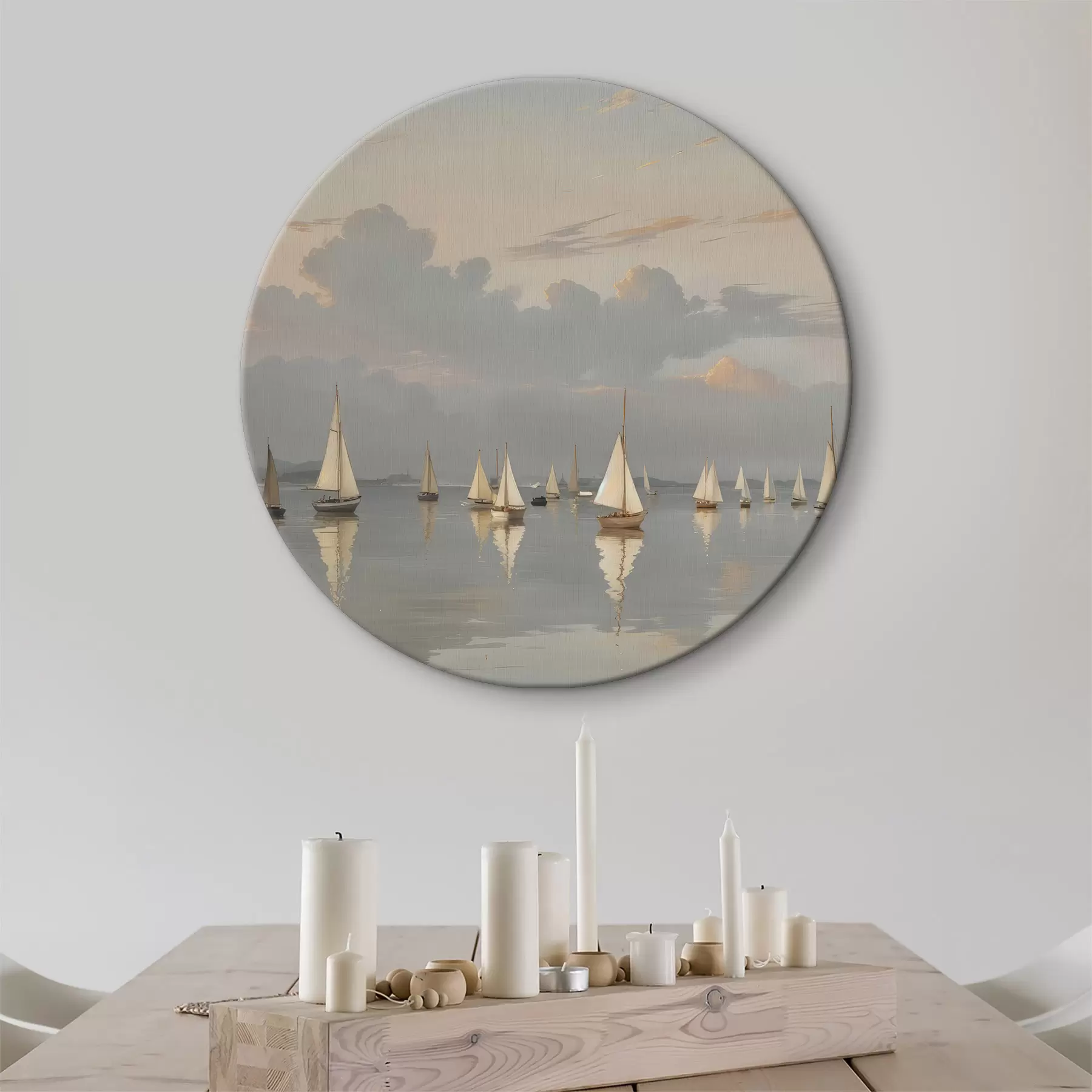 Pilt Valge purjekate laevastik rahulikul, peegelduval veekogul päikeseloojangul, taustaks pilvine taevas r40615